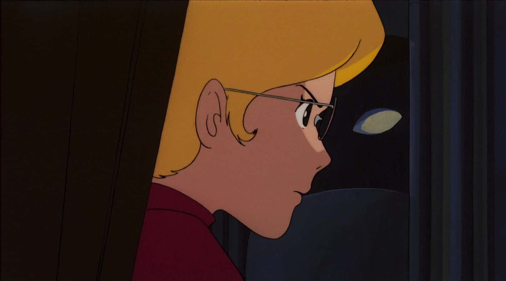 Lupin Iii The Castle Of Cagliostro 桌布 壁紙 — 一個戴眼鏡的金髮動漫角色在漆黑的夜晚凝視窗外一個發光的球體。