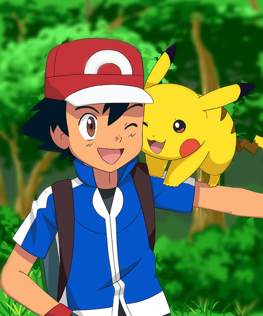 Ash And Pikachu 桌布 壁紙 — 一個戴紅帽的開朗動畫男孩微笑著，他的黃色比卡超棲息在肩上，身處翠綠茂密的森林中。
