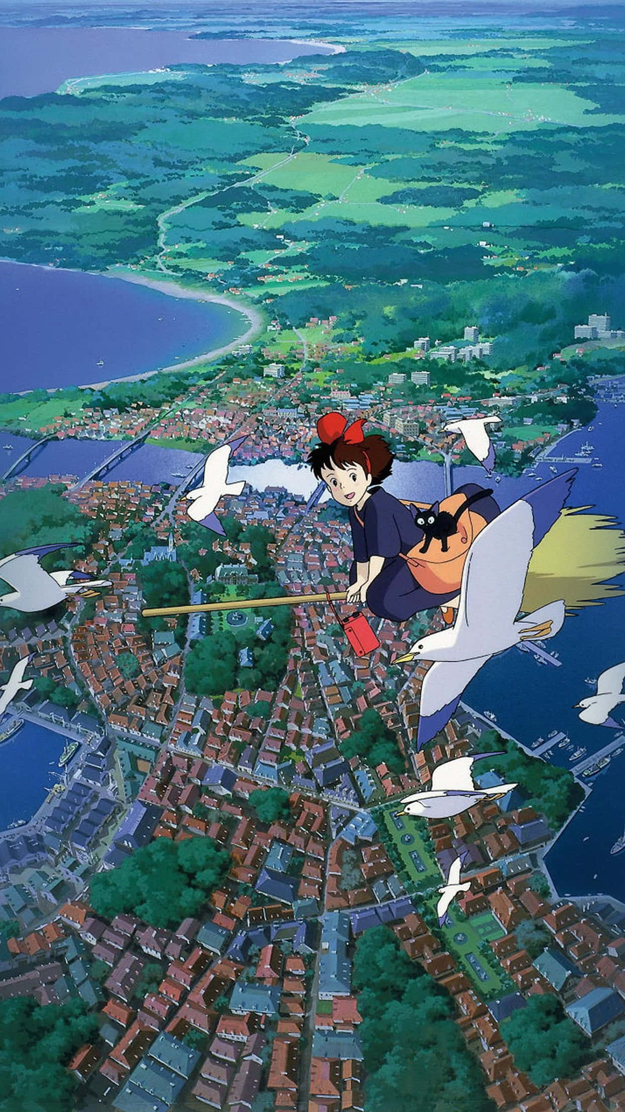 Studio Ghibli Art 桌布 壁紙 — 一個戴紅色蝴蝶結嘅女仔騎住掃帚飛過一個被綠色山丘同白色雀鳥包圍嘅沿海小鎮。