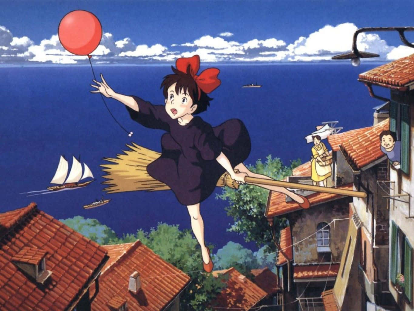 kiki's delivery service 桌布 壁紙 — 一個戴紅色蝴蝶結嘅女仔騎住掃帚飛過屋頂，拎住紅色氣球，背景係明亮嘅藍天。