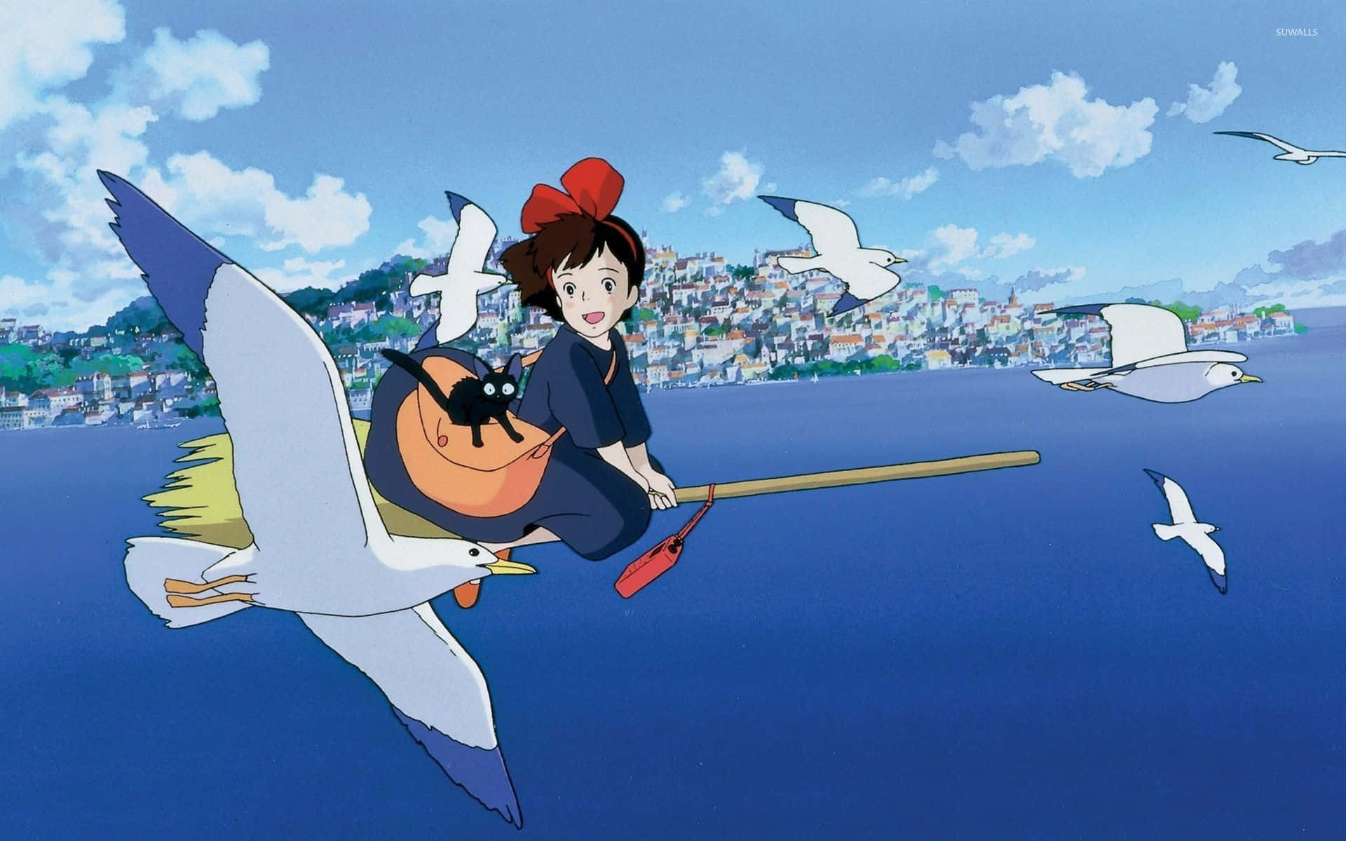 kiki's delivery service 桌布 壁紙 — 一個戴紅色蝴蝶結嘅女仔騎住海鷗飛過一個沿海小鎮，附近有其他雀仔飛緊。