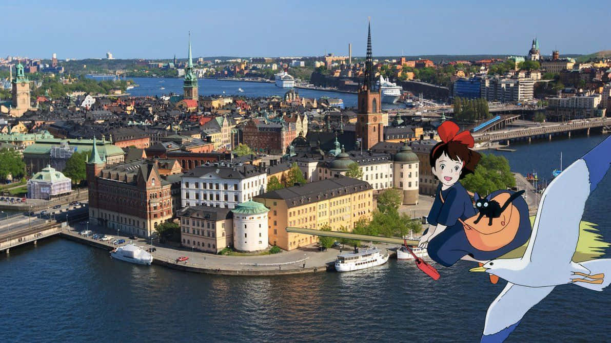 kiki's delivery service 桌布 壁紙 — 一個戴紅色蝴蝶結的女孩騎著一隻白鳥，在晴朗的藍天下飛越充滿活力的歐洲城市景觀，其中有歷史建築和水道。