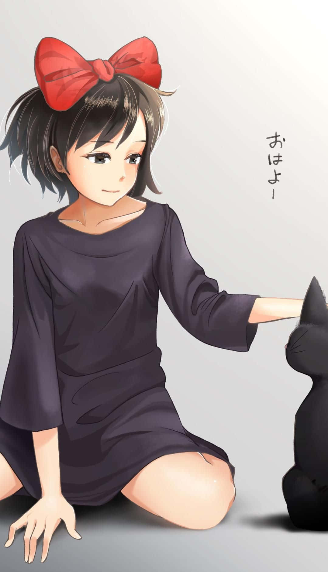 Jiji Cat 桌布 壁紙 — 一個戴紅色蝴蝶結的開朗動漫女孩，在純淺灰色背景前輕輕撫摸一隻黑貓。