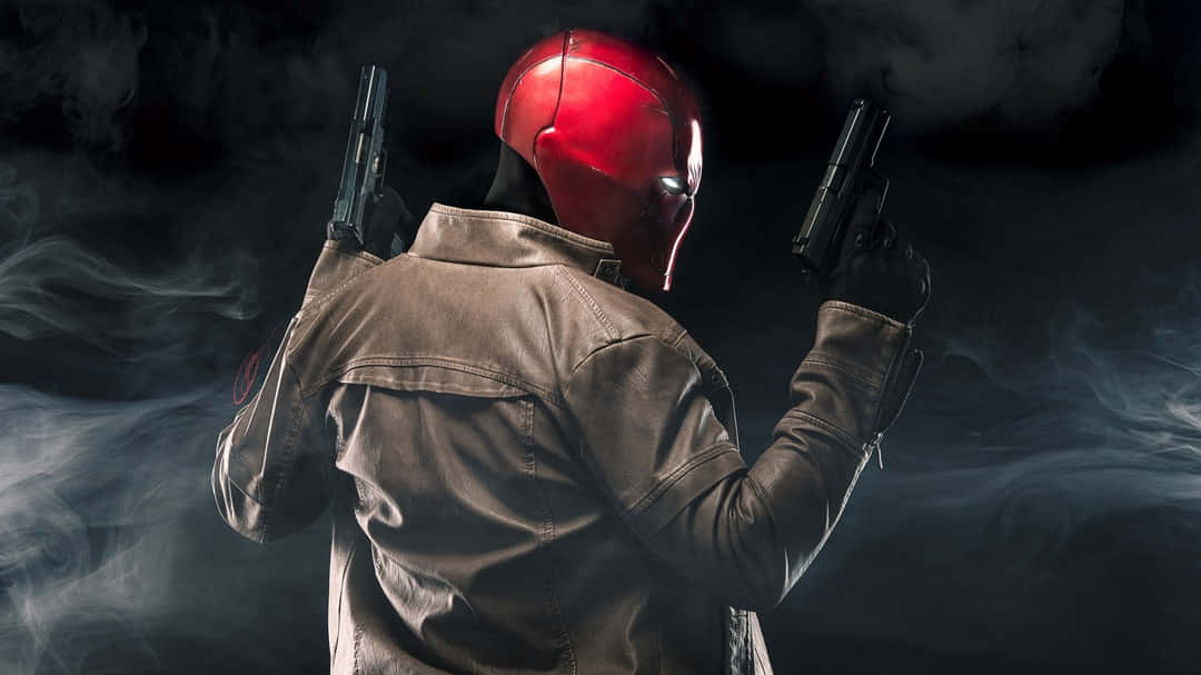 Red Hood 桌布 壁紙 — 一個戴紅色頭盔、穿棕色外套的人物，在黑暗氛圍中背光手持兩把槍，周圍煙霧繚繞。