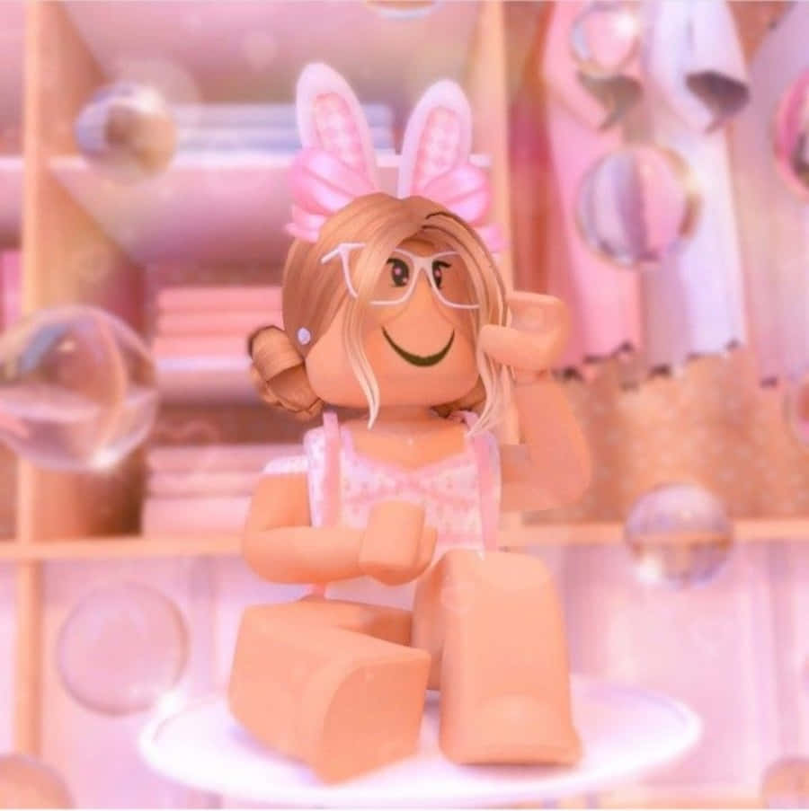 Aesthetic Roblox 桌布 壁紙 — 一個戴著兔耳和眼鏡的開心Roblox頭像坐在充滿浮動泡泡的粉彩粉紅色房間裡。