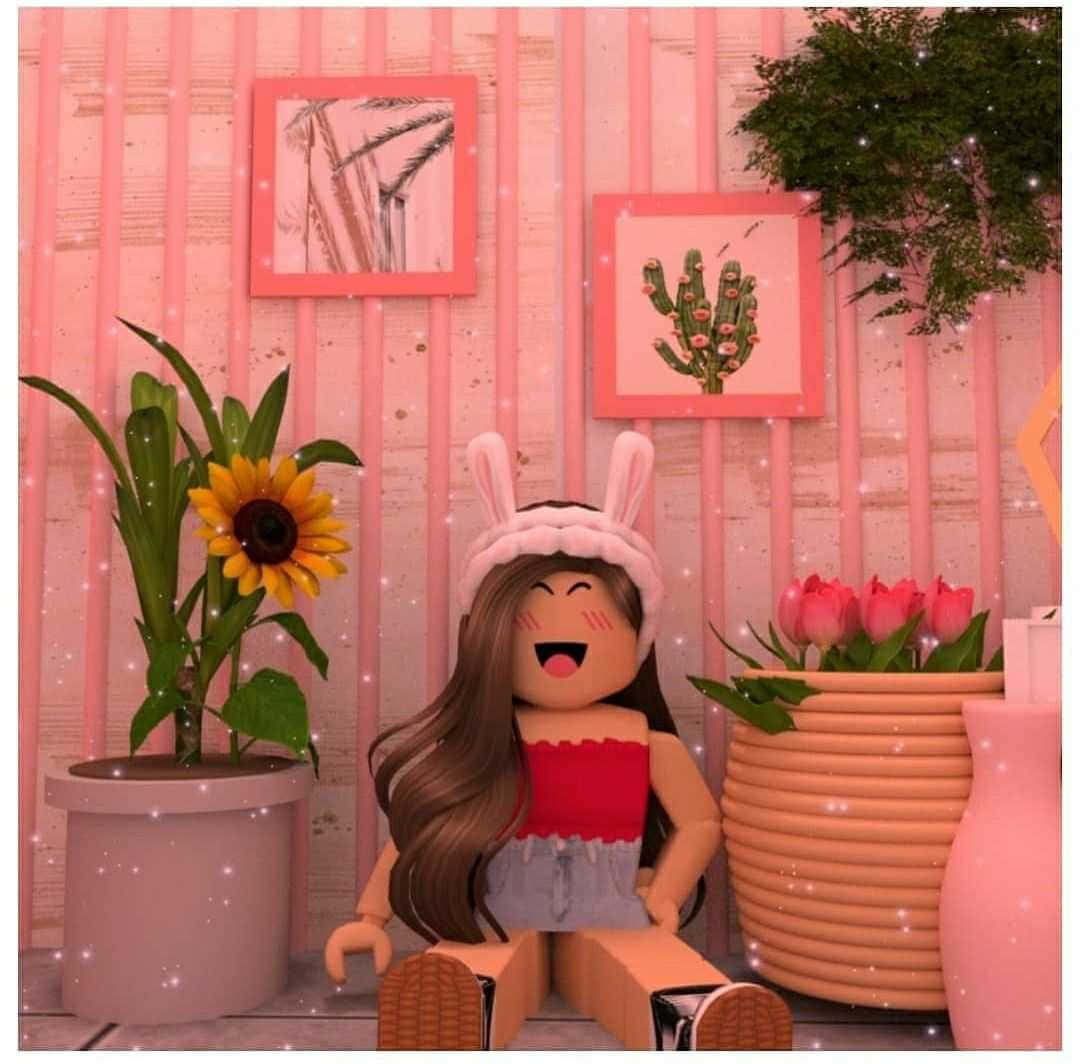 Roblox Aesthetic 桌布 壁紙 — 一個戴著兔耳的可愛Roblox頭像坐在粉紅色房間裡，周圍環繞著向日葵、鬱金香和閃閃發光的框畫。