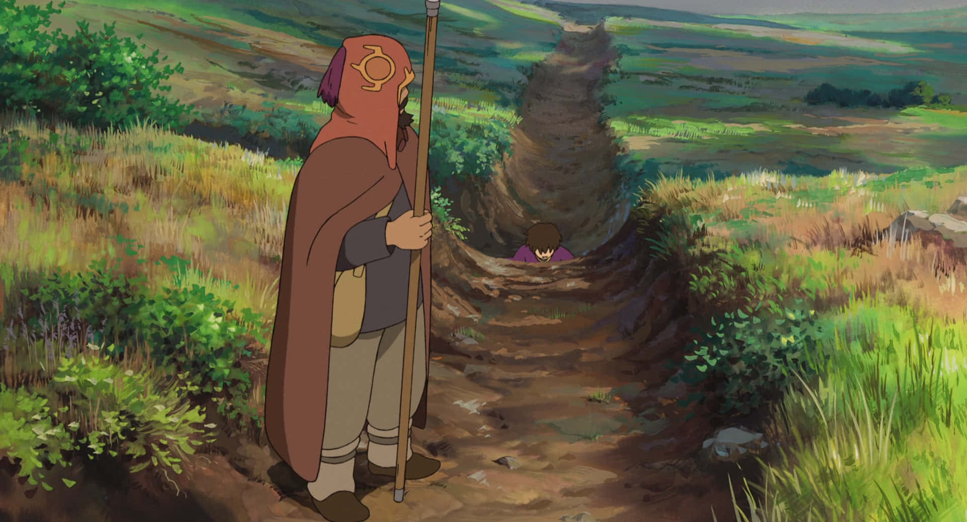 Tales From Earthsea 桌布 壁紙 — 一個戴著兜帽、手持法杖的身影站在陽光普照的草地上蜿蜒土路的邊緣，注視著蹲在路盡頭的一個小孩。