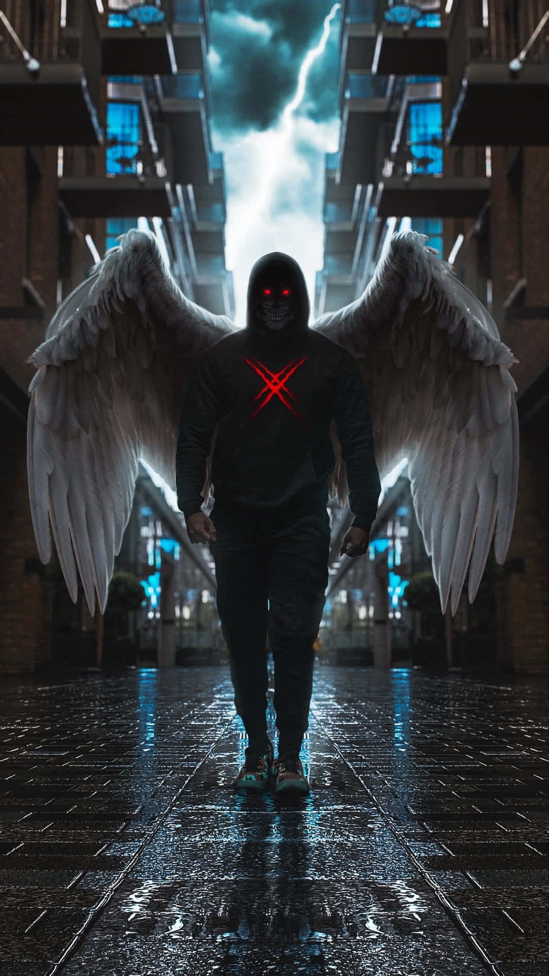 Lucifer Wings 桌布 壁紙 — 一個戴著兜帽、擁有發光紅眼和巨大白色翅膀的身影，在閃電交加的暴風雨天空下，沿著潮濕的城市小巷行走。