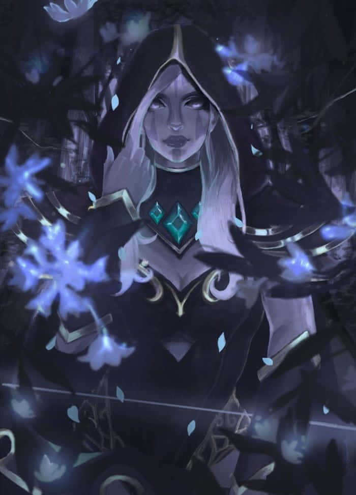 Drow Ranger 桌布 壁紙 — 一個戴著兜帽、皮膚蒼白、帶有發光藍色花朵的女性身影，在神秘暮色中的黑暗樹枝間漂浮。
