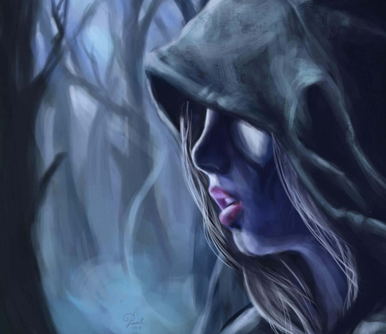Drow Ranger 桌布 壁紙 — 一個戴著兜帽、皮膚蒼白、露出獠牙的身影，從迷霧籠罩的樹林中出現，背景是陰森的藍色調森林場景。