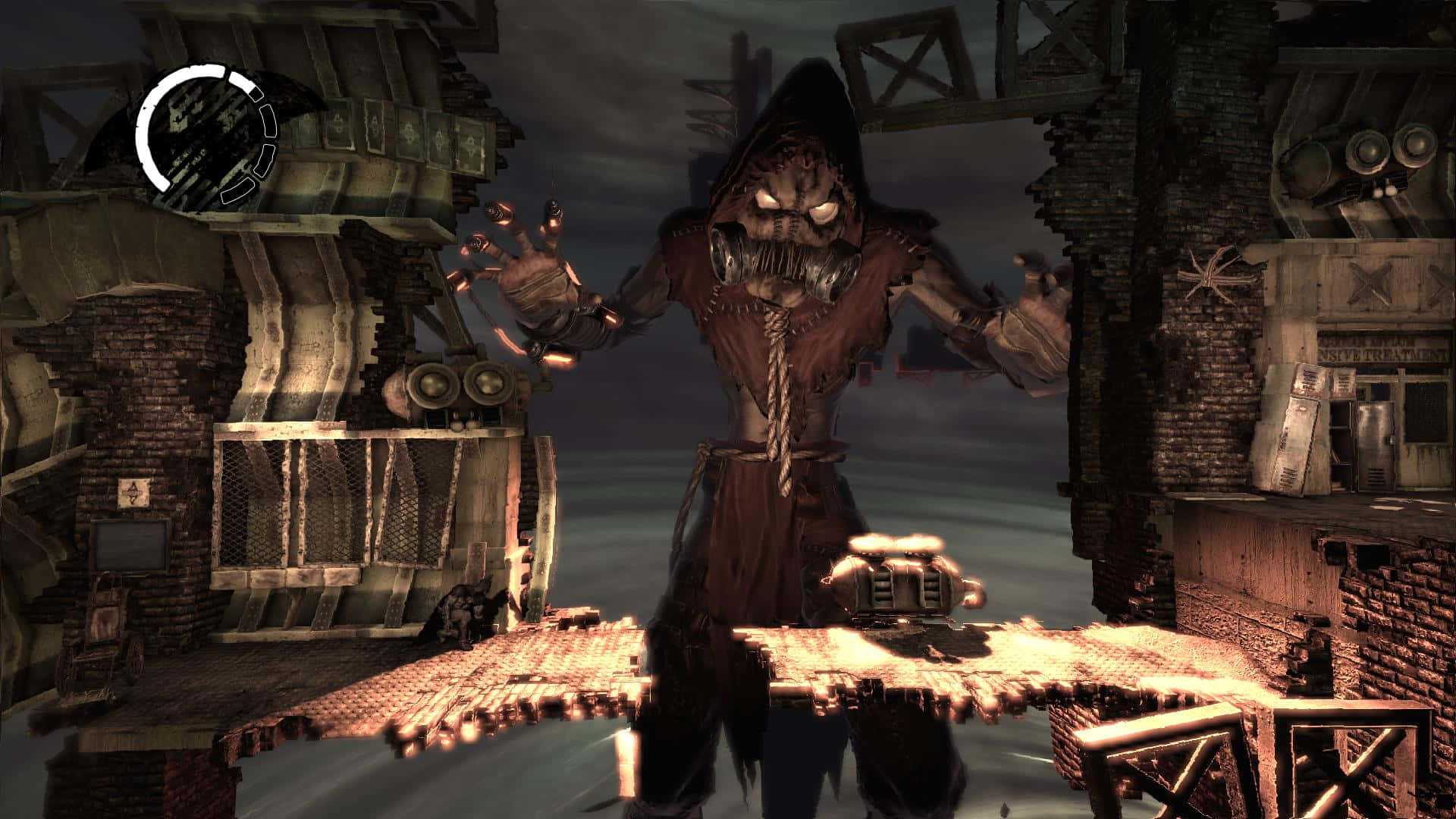 Arkham Asylum 桌布 壁紙 — 一個戴著兜帽、眼睛發光的威脅性怪物，在昏暗燈光下的破敗工業環境中站立。