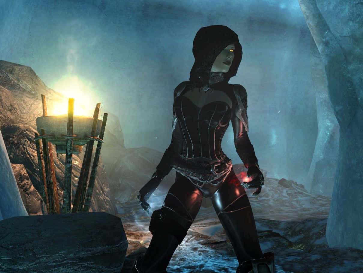 Skyrim Serana 桌布 壁紙 — 一個戴著兜帽、身穿暗色鎧甲的女性身影，站在一個被發光火炬和她手中紅色能量照亮的迷霧洞穴中。