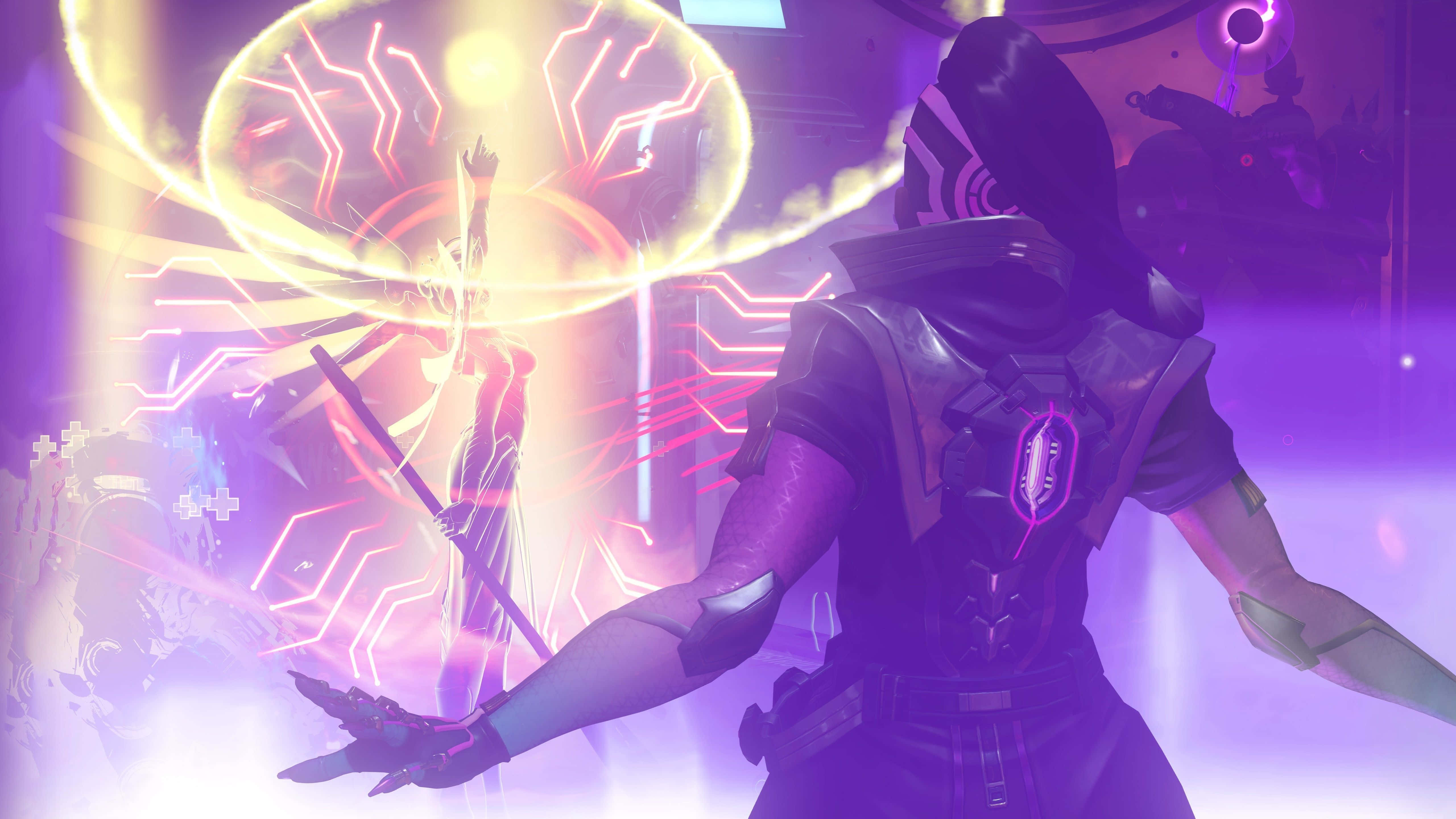 Overwatch Sombra 桌布 壁紙 — 一個戴著兜帽、身穿未來裝甲的人物，在充滿浮動電路和全息顯示屏的賽博朋克實驗室中引導發光的霓虹能量。