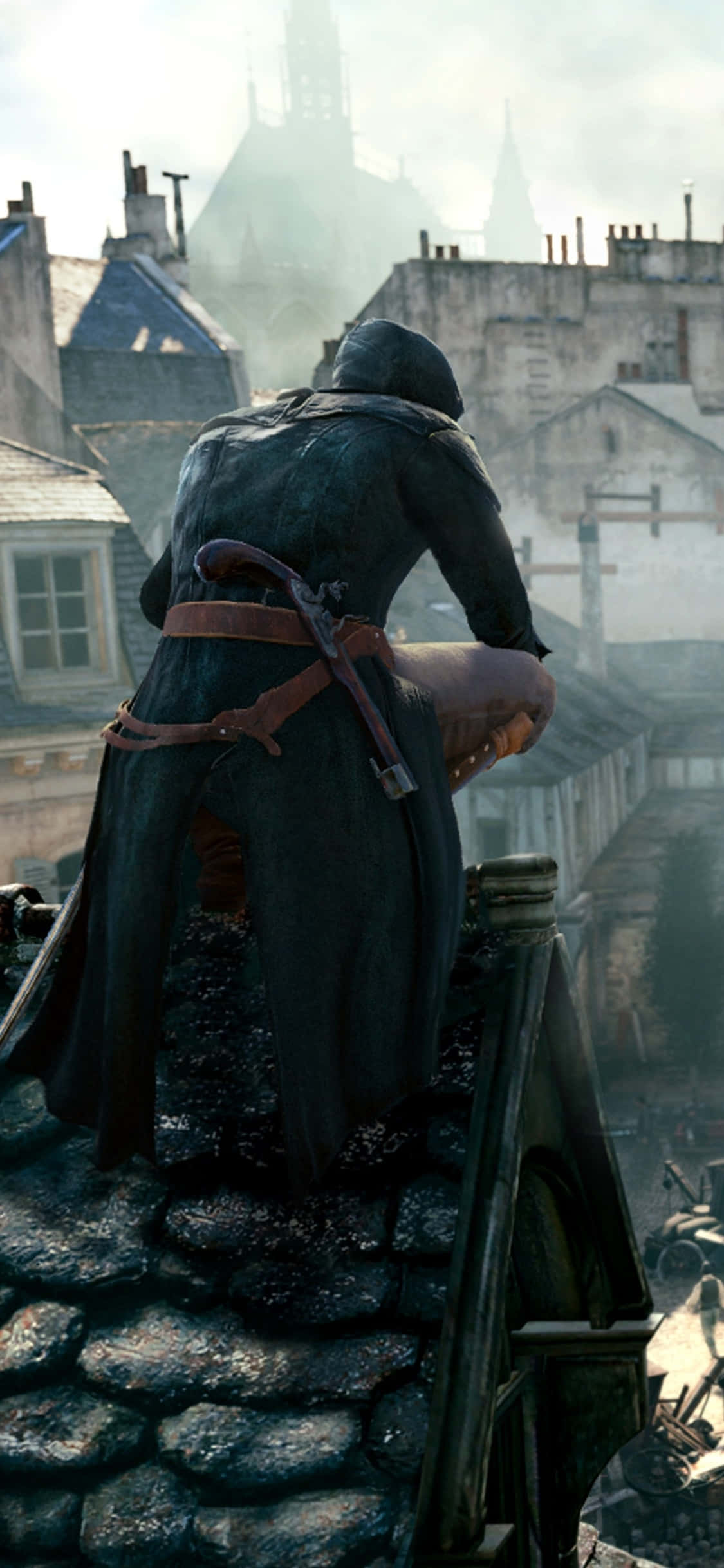 Assassin's Creed Unity 桌布 壁紙 — 一個戴著兜帽、身穿黑色長袍的刺客蹲在石屋頂上，俯瞰著霧氣瀰漫的中世紀歐洲城市景觀。