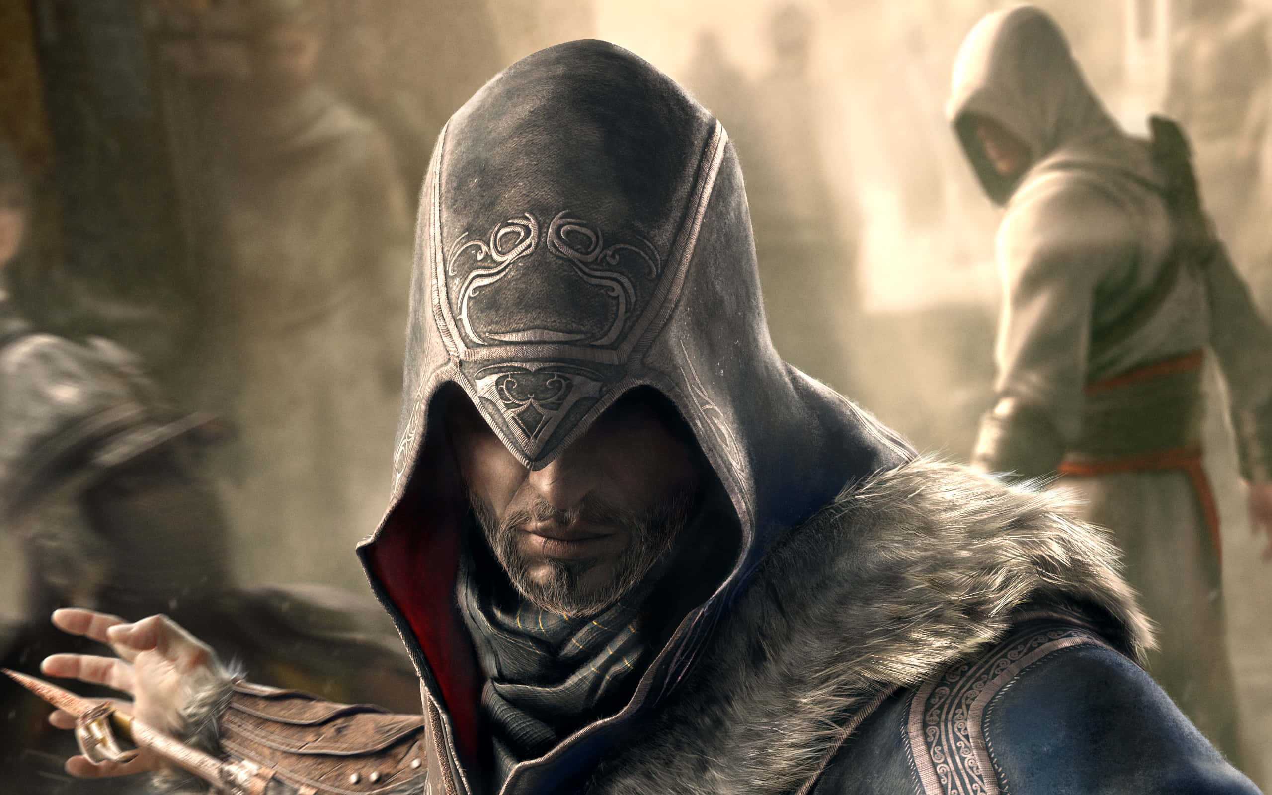 Ezio Auditore 桌布 壁紙 — 一個戴著兜帽的刺客，戴著精細的面具和毛皮襯裡的長袍，站在塵土飛揚、陽光明媚的中世紀街道上。