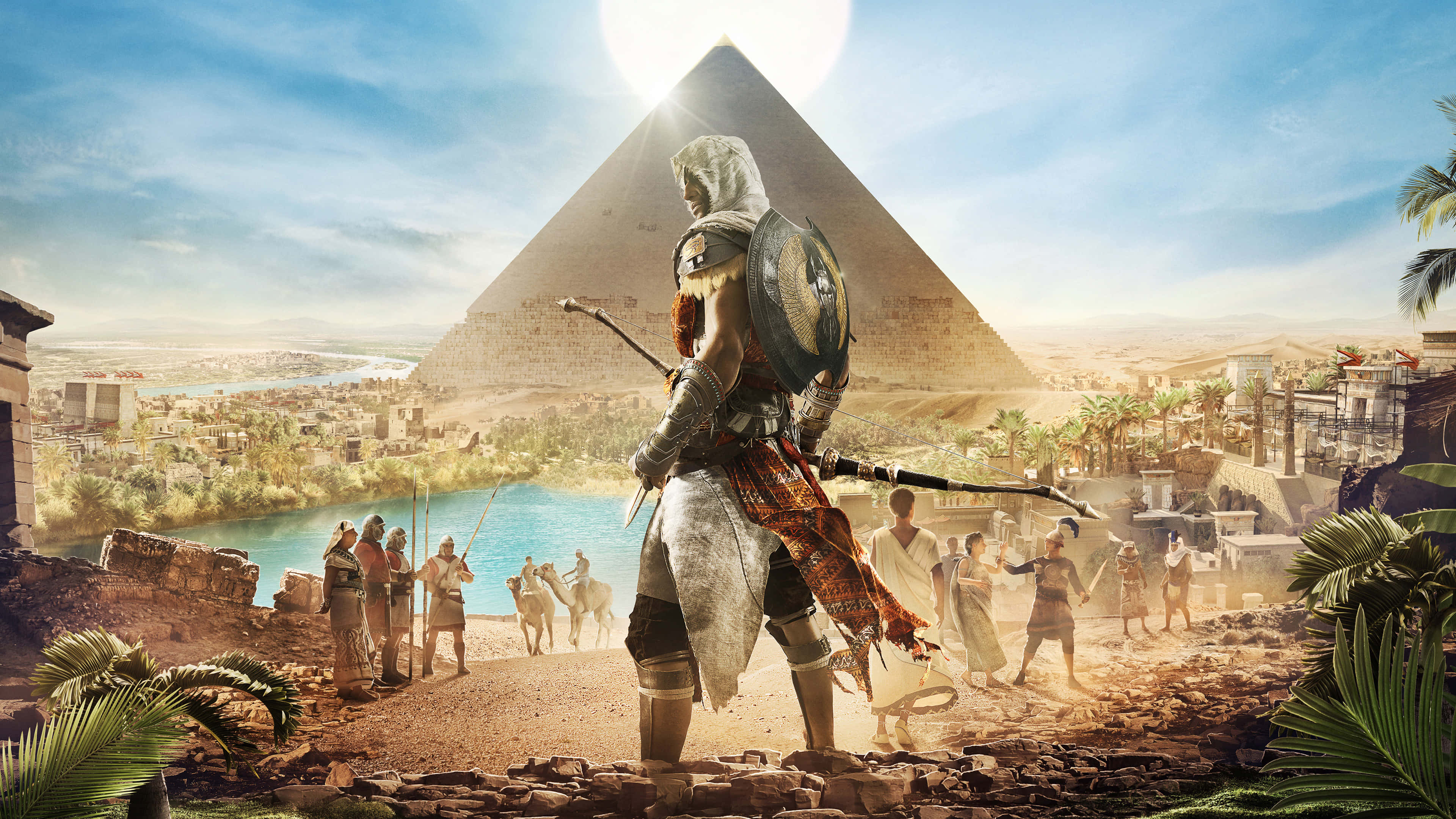 Bayek 桌布 壁紙 — 一個戴著兜帽的刺客站在一座巨大的金字塔前，陽光從其頂端刺眼地照射，俯瞰著古埃及的城市景觀。