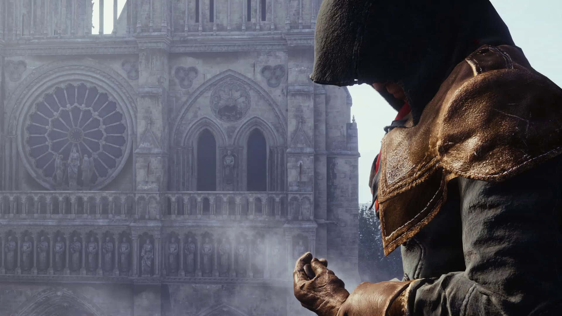 Arno Dorian 桌布 壁紙 — 一個戴著兜帽的刺客站在迷霧中，面前是一座帶有玫瑰窗的宏偉哥德式大教堂。