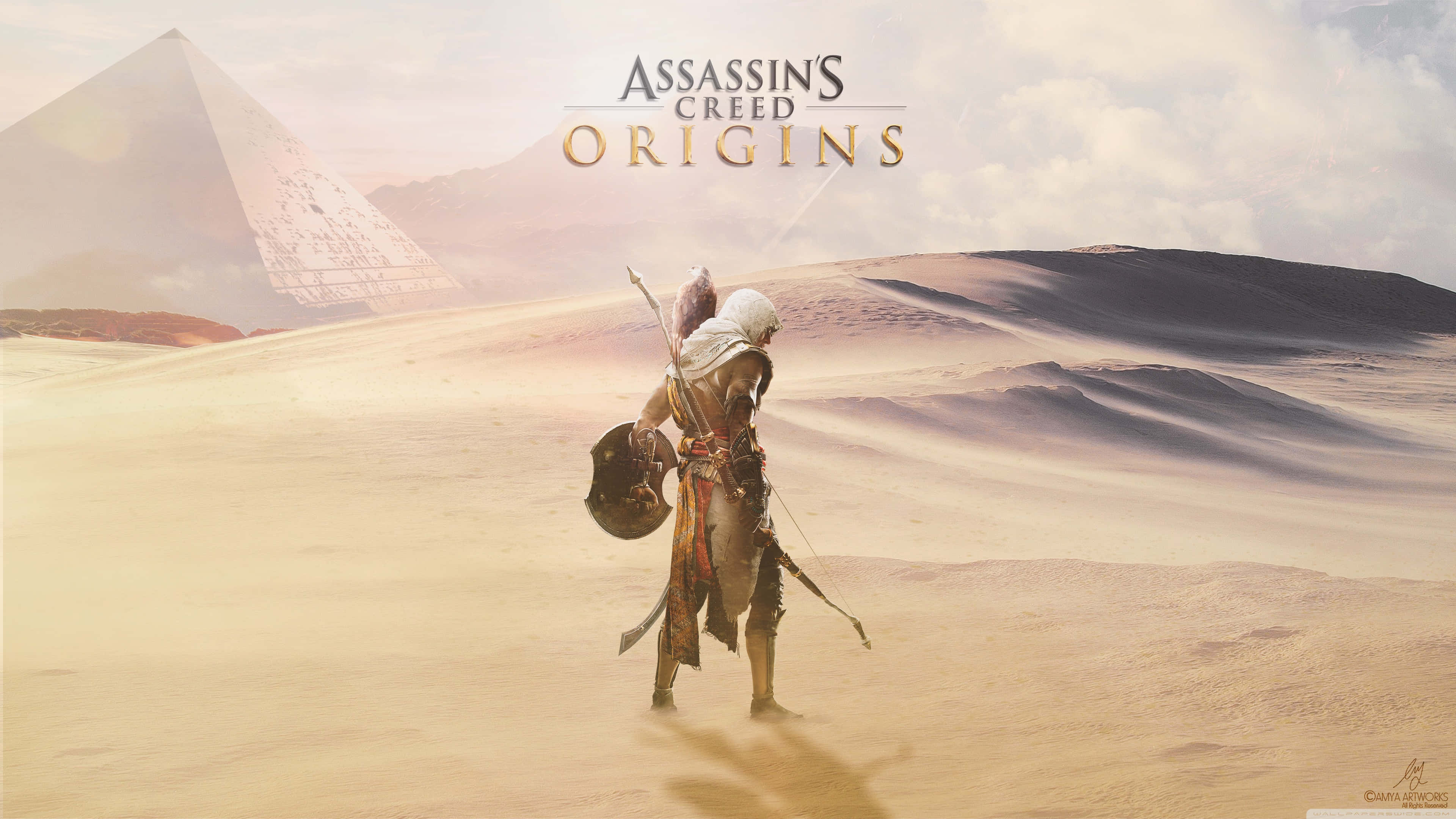 Bayek 桌布 壁紙 — 一個戴著兜帽的刺客走過金色沙漠，朝著遠方朦朧天空下的金字塔前進。