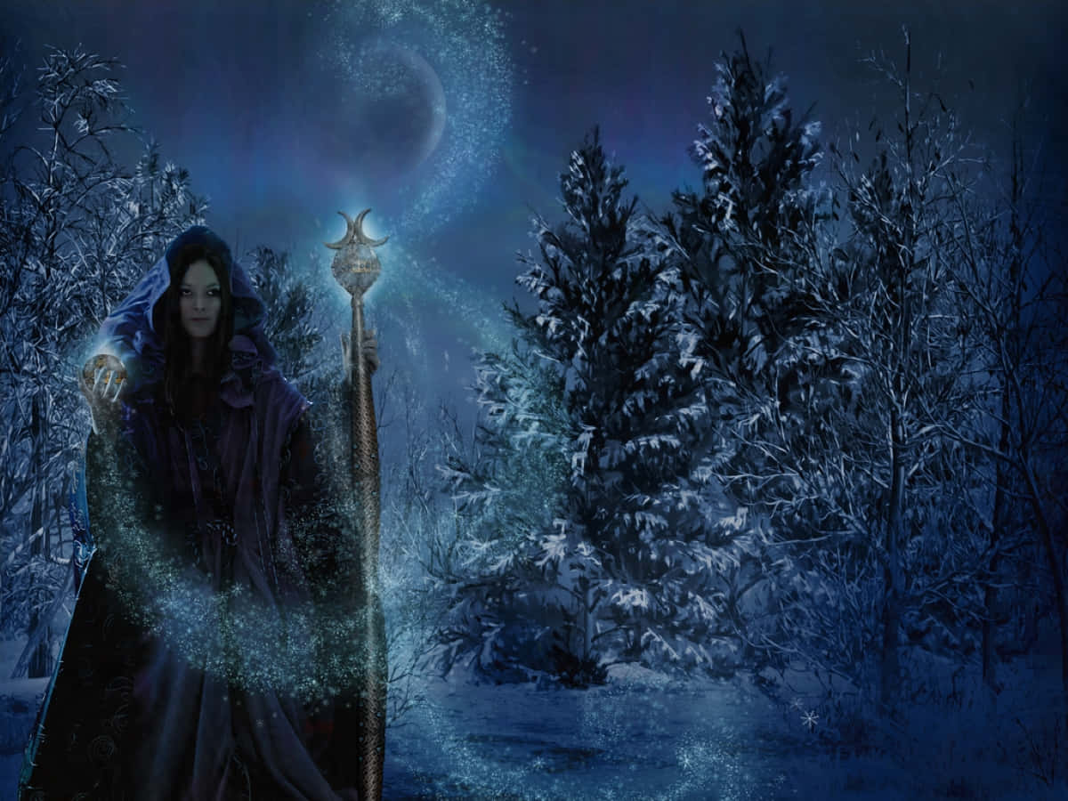 winter solstice 桌布 壁紙 — 一個戴著兜帽的女巫拿著發光的法杖，站在雪地森林中，背景是神秘的月光天空。
