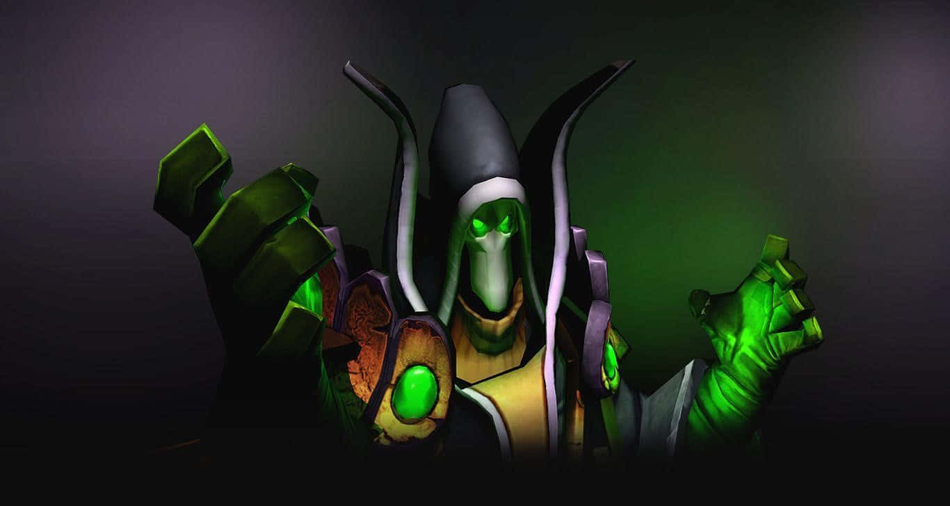 Rubick 桌布 壁紙 — 一個戴著兜帽的威脅人物，擁有發光的綠色眼睛和雙手，在陰影背景下散發黑暗魔法。
