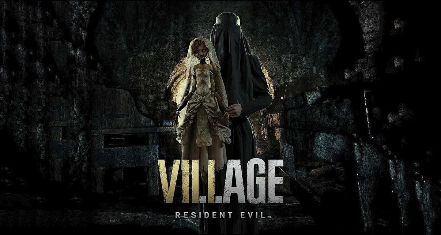Resident Evil Village 桌布 壁紙 — 一個戴著兜帽的威脅人物在《Resident Evil Village》遊戲的黑暗石頭走廊中抱著一個腐爛的娃娃。