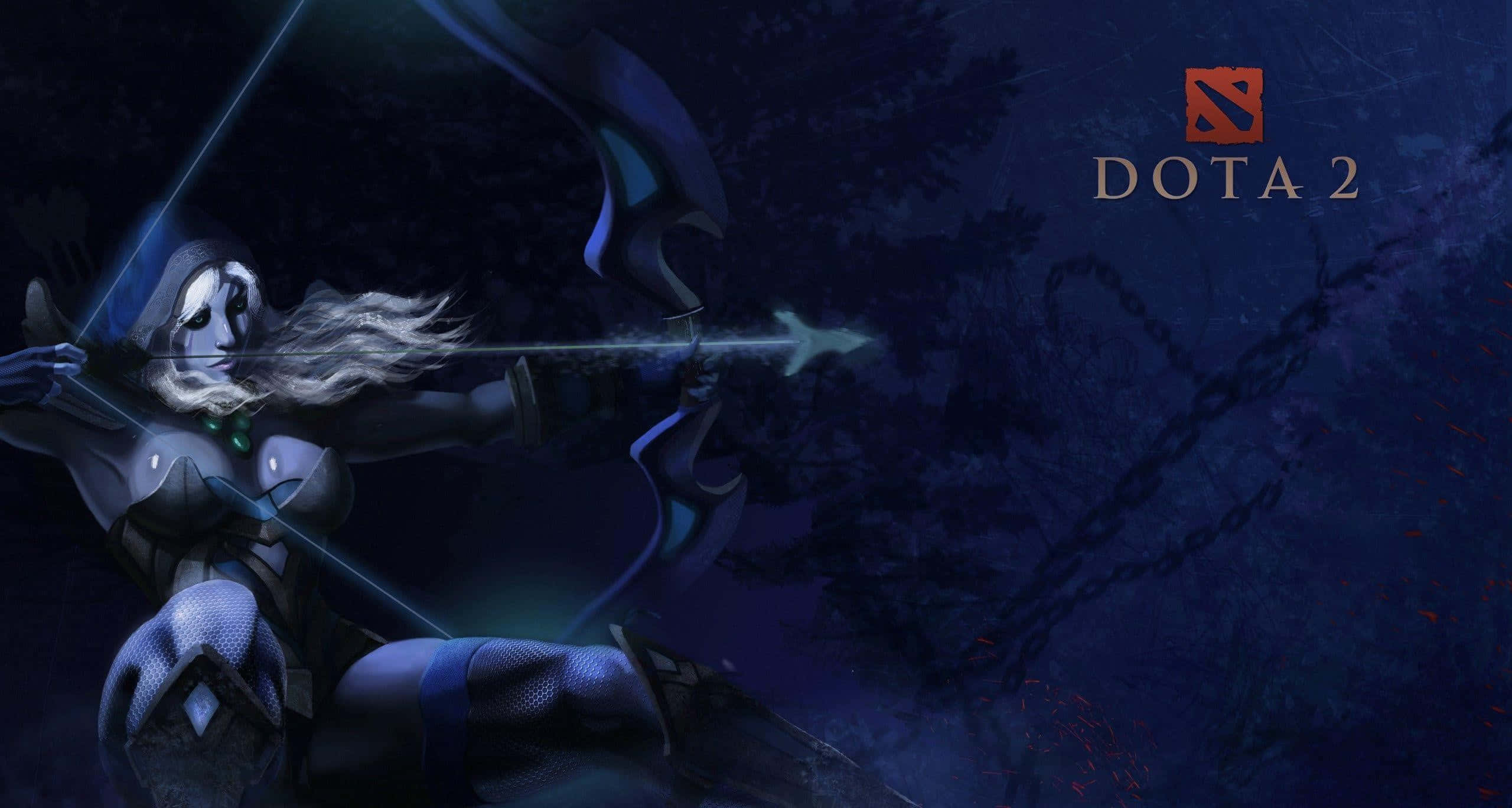 Drow Ranger 桌布 壁紙 — 一個戴著兜帽的弓箭手，擁有發光的綠色眼睛和飄逸的白髮，在月光下的黑暗森林中拉開一把發光的弓。