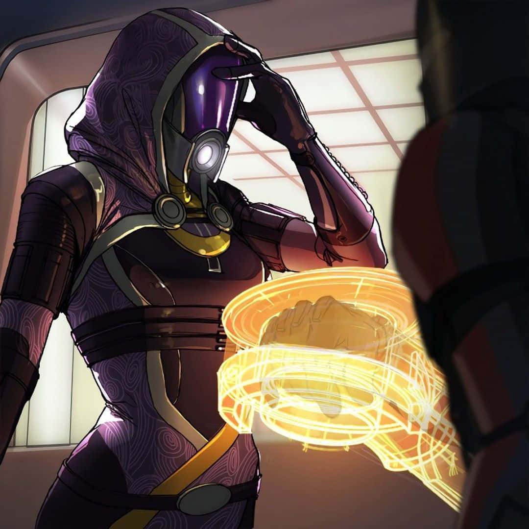 Tali'zorah 桌布 壁紙 — 一個戴著兜帽的裝甲人物，戴著發光的紫色頭盔和黃色點綴，在昏暗的房間裡拿著一個發光的金色拳頭全息圖。