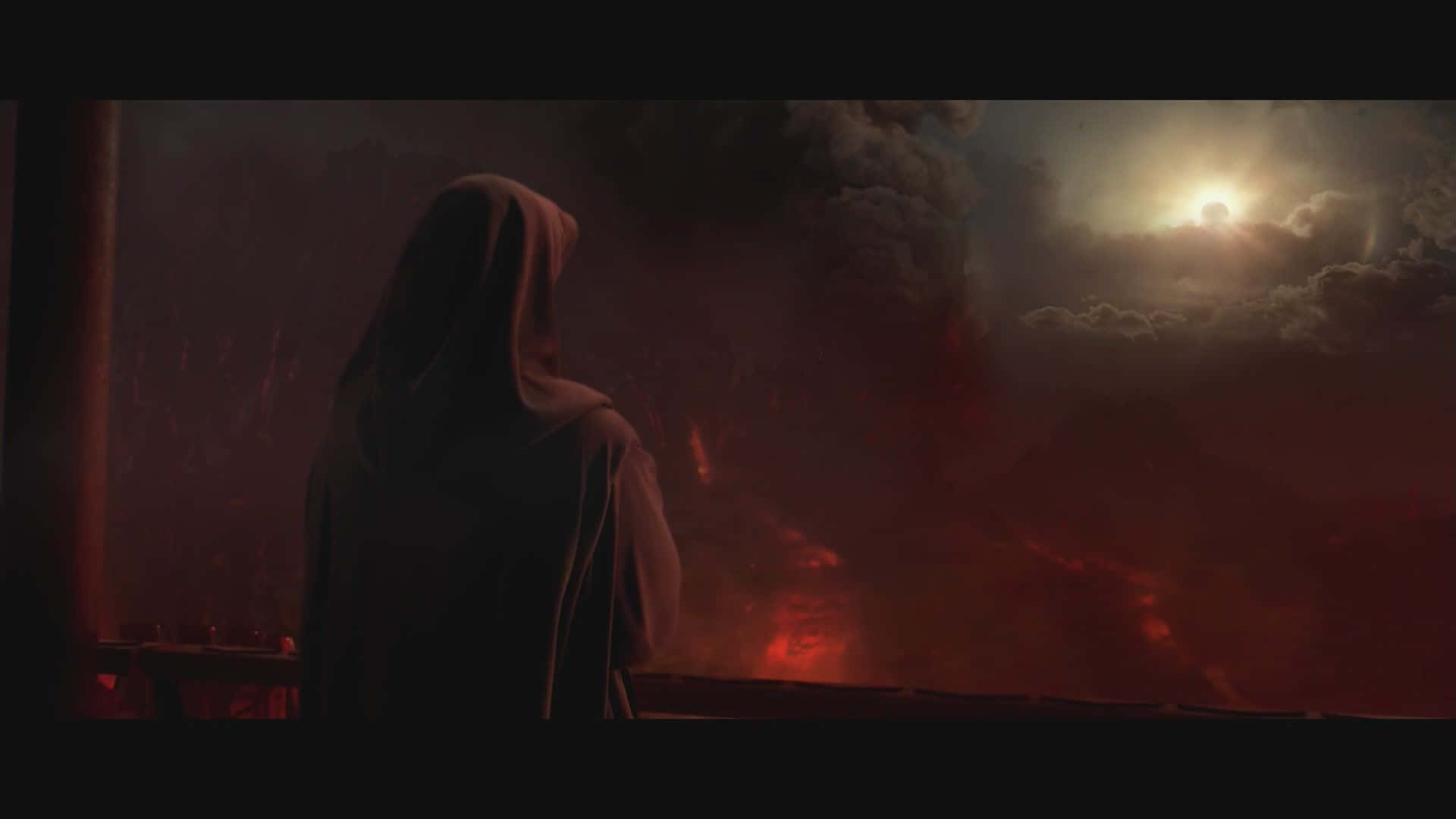 Mustafar 桌布 壁紙 — 一個戴著兜帽的身影以陰影輪廓站立，凝視著在發光太陽下的熾熱火山景觀。