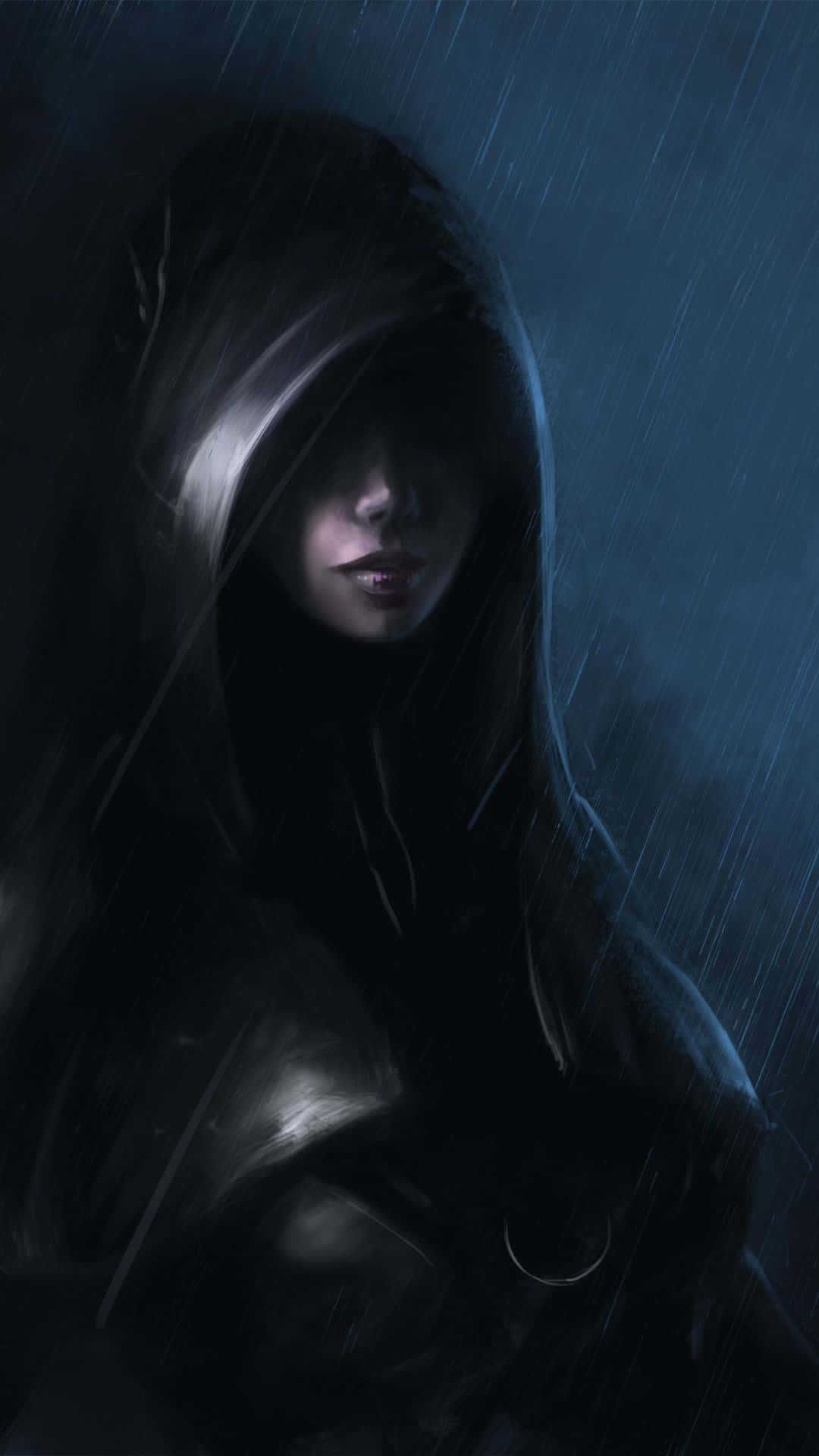 Kasumi Goto 桌布 壁紙 — 一個戴著兜帽的身影站在傾盆大雨中，雨水在深藍色背景上劃出條紋，柔和的光線照亮了他們的臉龐。