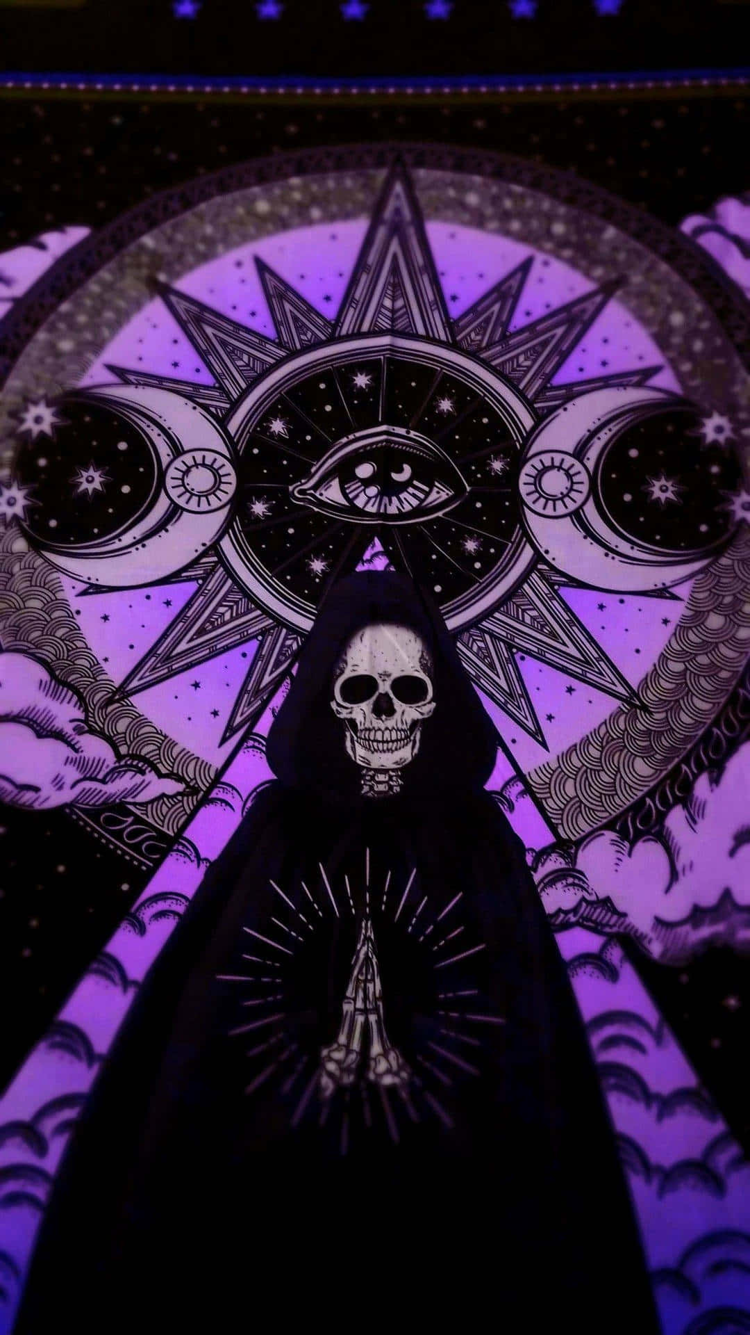 哥德 桌布 壁紙 — 一個戴著兜帽的骷髏身影站在一個被月亮環繞的宇宙之眼前，背景是繁星點點的紫色天空。