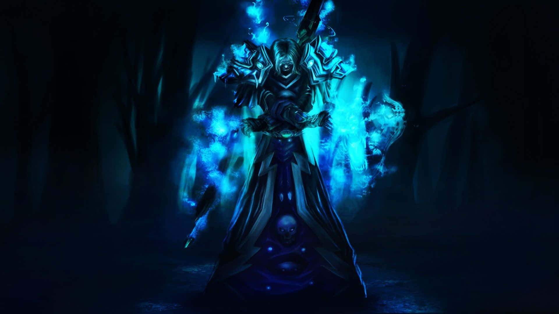 Sorcerer 桌布 壁紙 — 一個戴著兜帽的黑暗身影在夜晚的陰暗森林中散發出電光藍色的能量。
