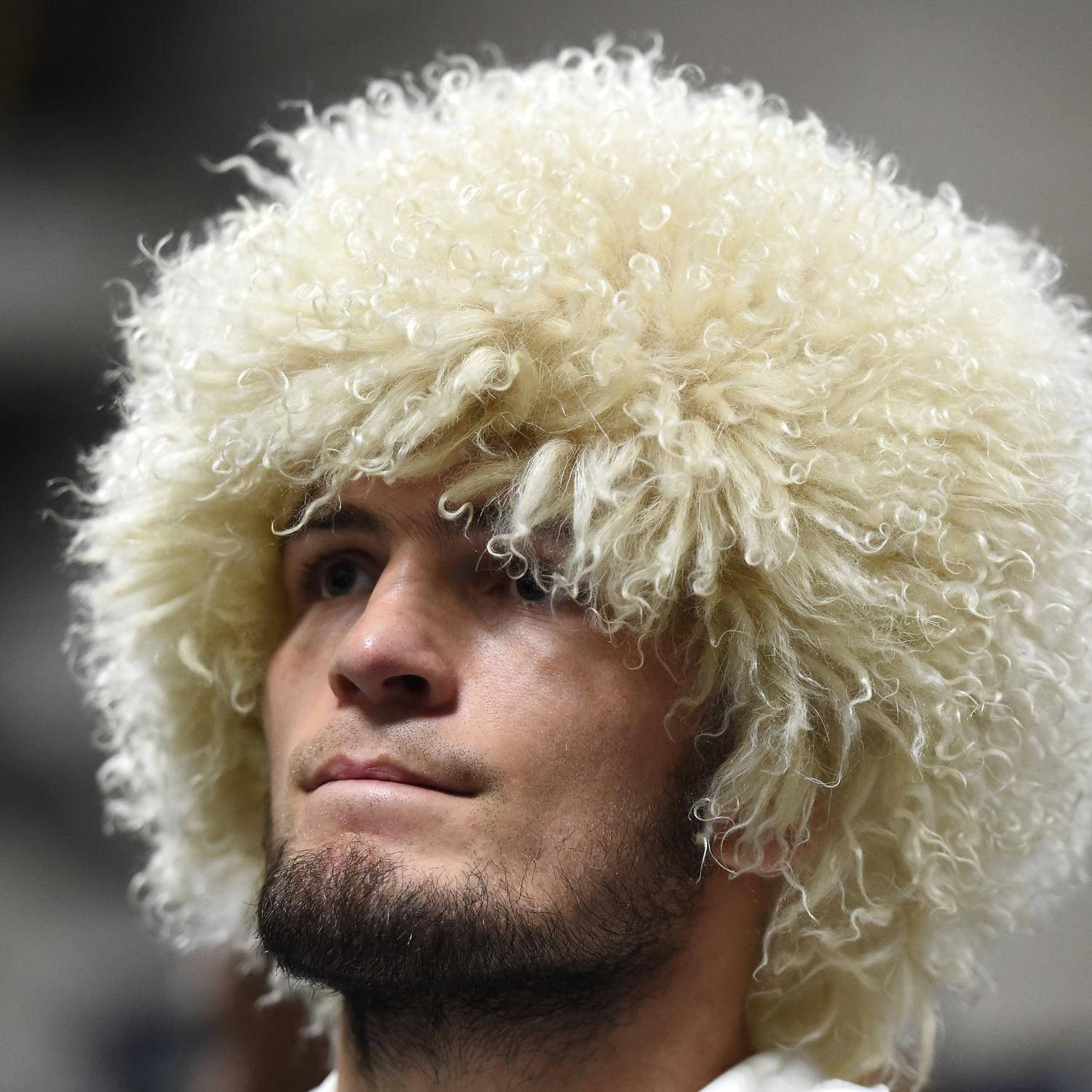 UFC 桌布 壁紙 — 一個戴著厚厚白色捲曲毛帽的男人特寫，表情嚴肅地向上看。