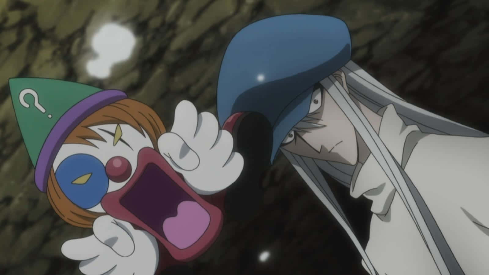 Hunter X Hunter Kite 桌布 壁紙 — 一個戴著問號帽的小丑尖叫，而一個戴藍帽的男人在黑暗洞穴中威脅性地逼近。