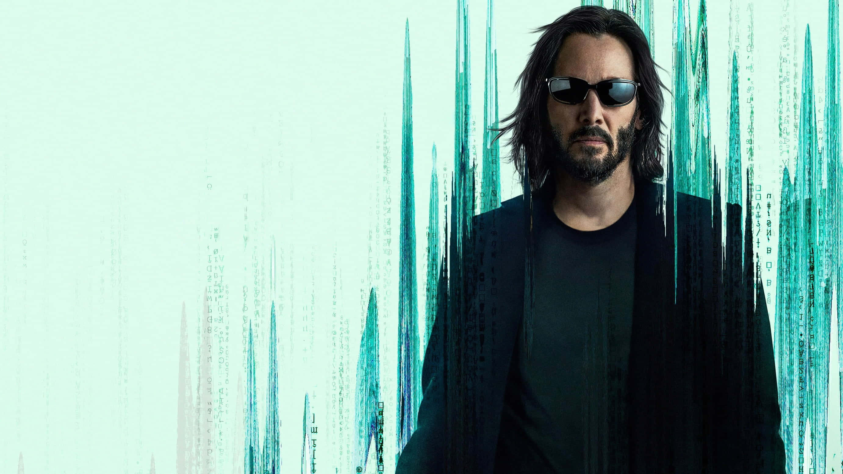 Keanu Reeves 桌布 壁紙 — 一個戴著太陽眼鏡、身穿黑色衣服的男人站在數碼雨背景前，背景有發光的青綠色代碼流。