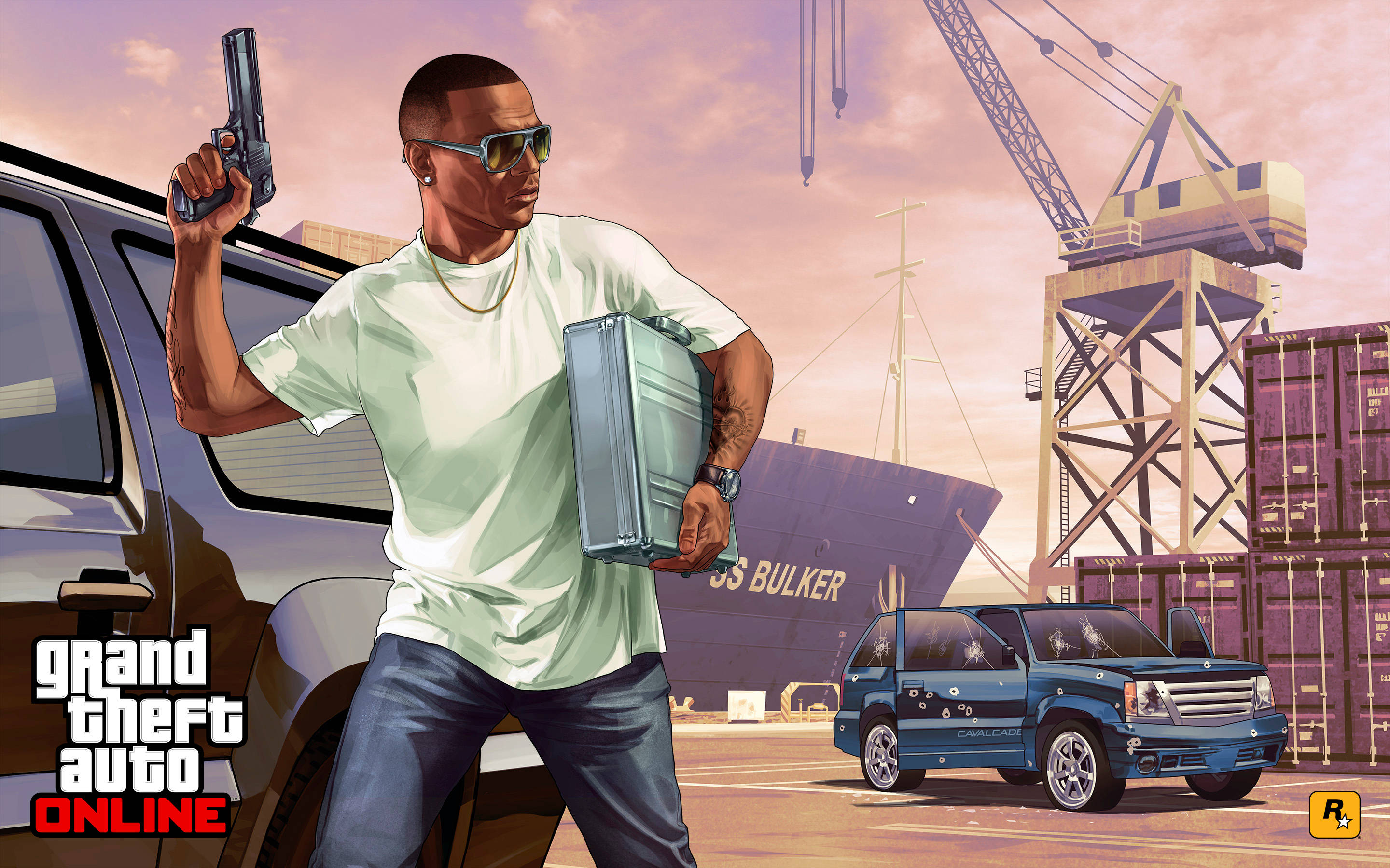 GTA 5 Stretch 壁紙 — 一個戴著太陽眼鏡的角色在一個有起重機和貨櫃的船塢裡，拿著槍和公事包站在一輛車旁邊。