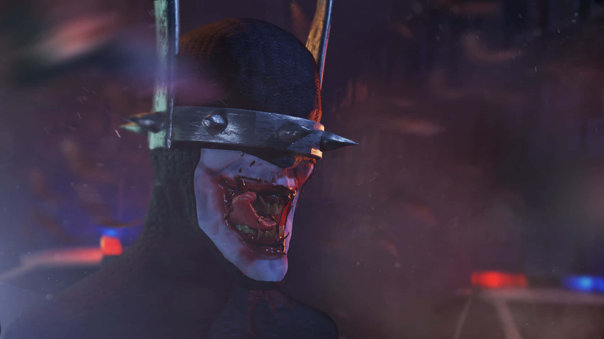 The Batman Who Laughs 桌布 壁紙 — 一個戴著尖刺帽、血淋淋笑容的可怕小丑，在黑暗、下雨的城市小巷中凝視著。