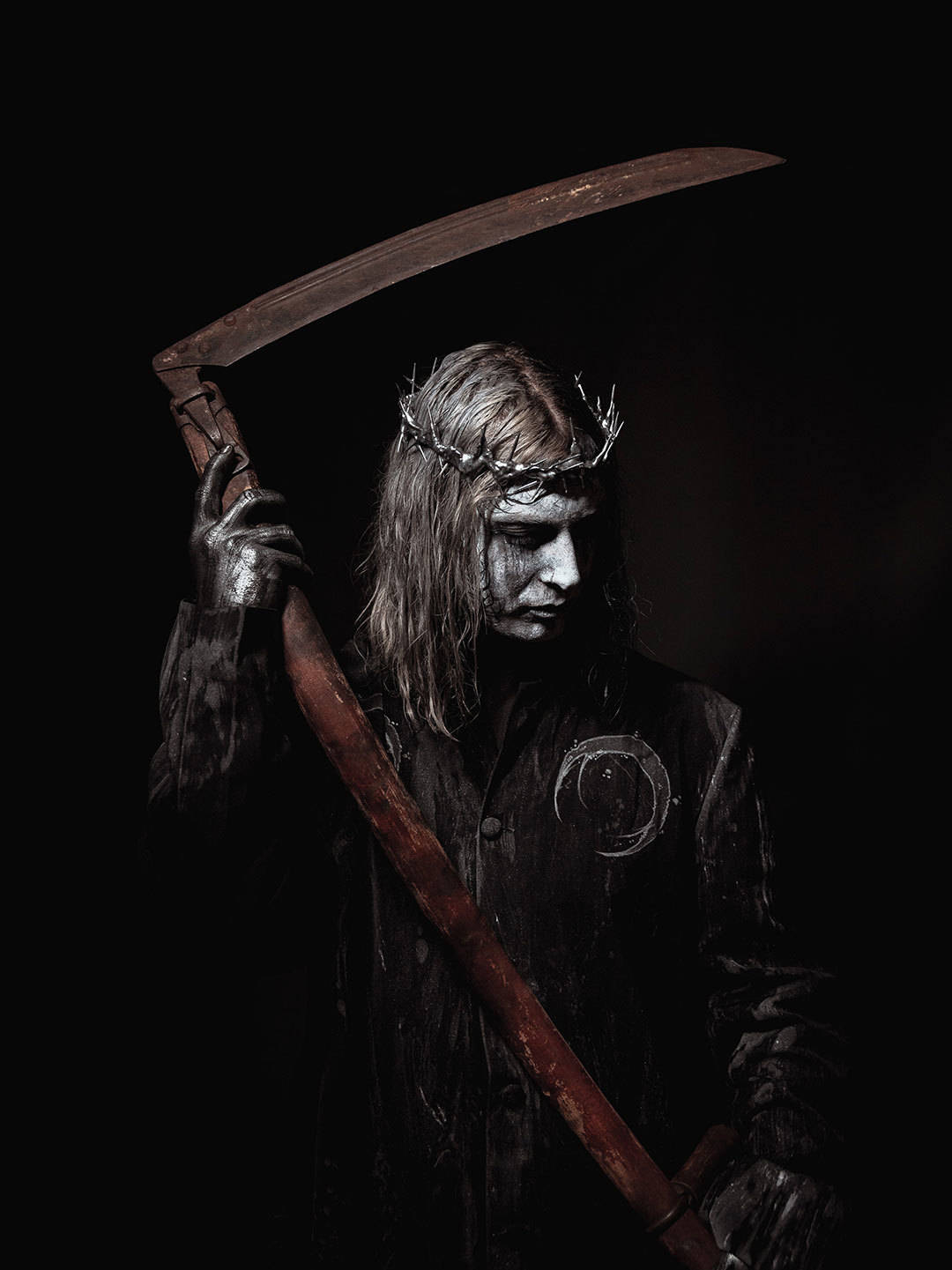 Ghostemane 桌布 壁紙 — 一個戴著尖刺皇冠、手持生鏽鐮刀的死神，站在陰影黑暗中，臉色蒼白，雙眼下垂。