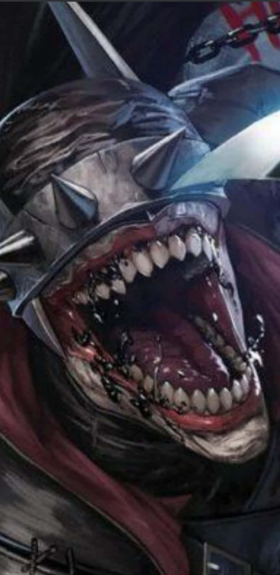 The Batman Who Laughs 桌布 壁紙 — 一個戴著尖刺頭盔的怪異裝甲戰士，在黑暗的鎖鏈背景下，露出血淋淋的牙齒和紅色圍巾咆哮。
