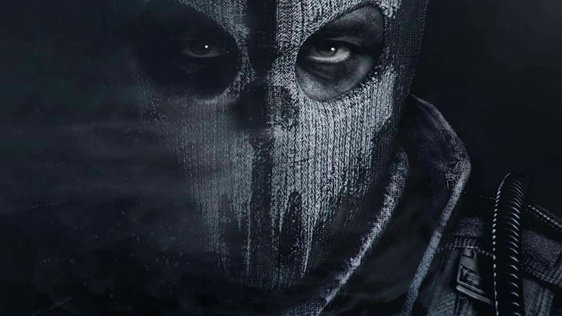 Call Of Duty Ghosts 桌布 壁紙 — 一個戴著帶紋理黑色面具的威脅人物，從黑暗煙霧環境中強烈凝視。