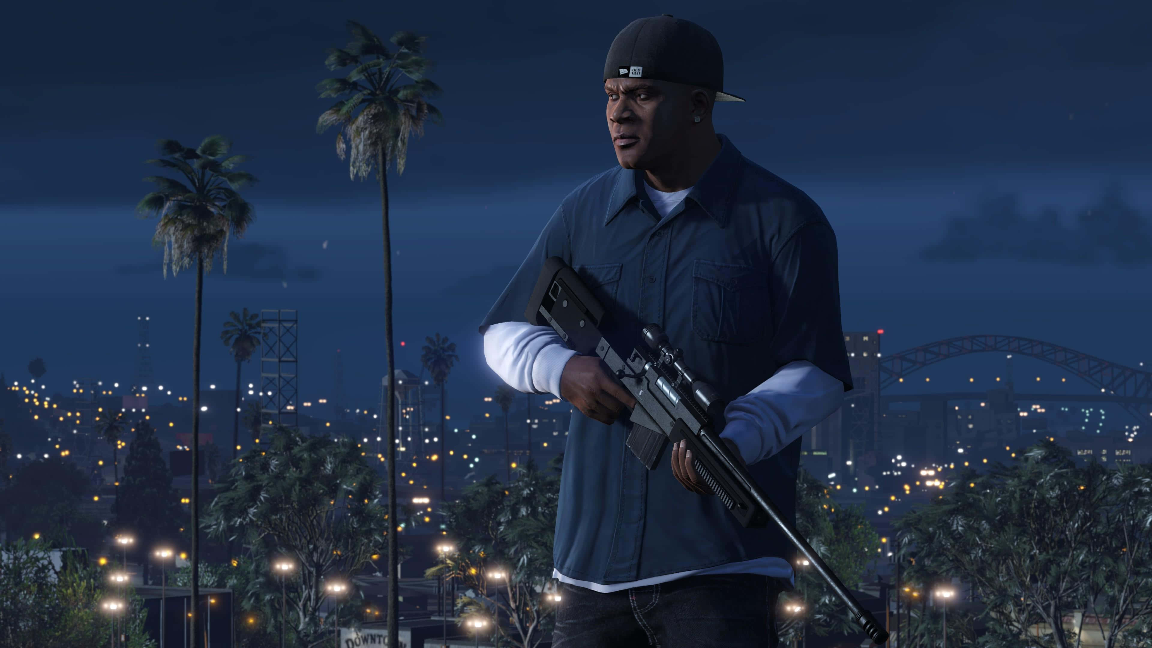 Gta V 4K 桌布 壁紙 — 一個戴著帽子的男人在黑暗的天空下，對著有棕櫚樹的發光城市景觀舉起步槍。