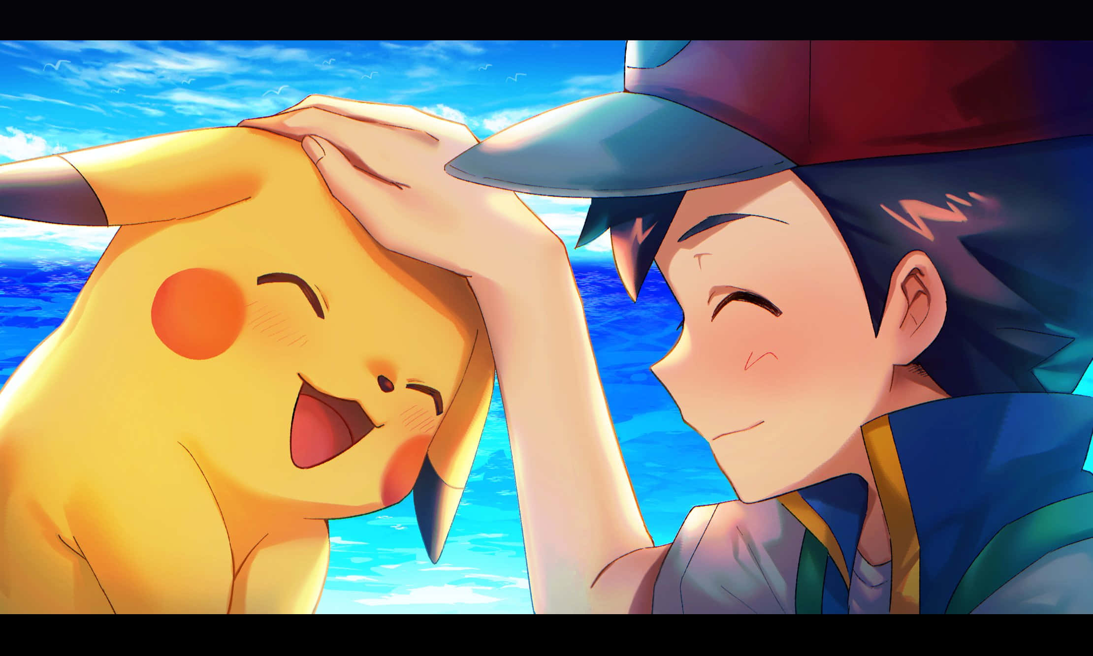 Ash And Pikachu 桌布 壁紙 — 一個戴著帽子的開朗動畫男孩，在明亮的藍色海洋天空下輕輕撫摸比卡超的頭。