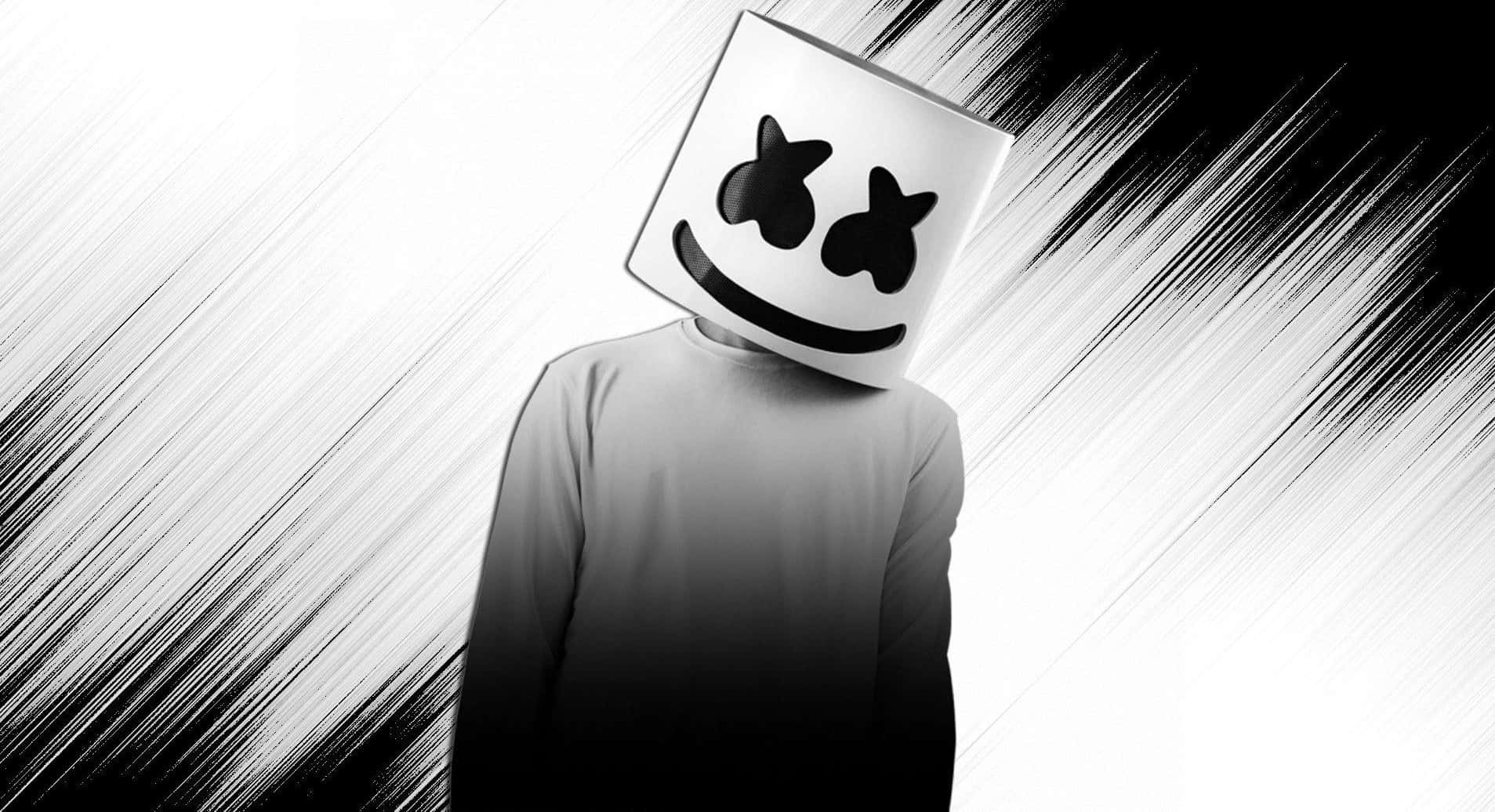 Marshmello 桌布 壁紙 — 一個戴著標誌性方形頭盔、面露微笑的人，站在高對比度的黑白條紋背景前。