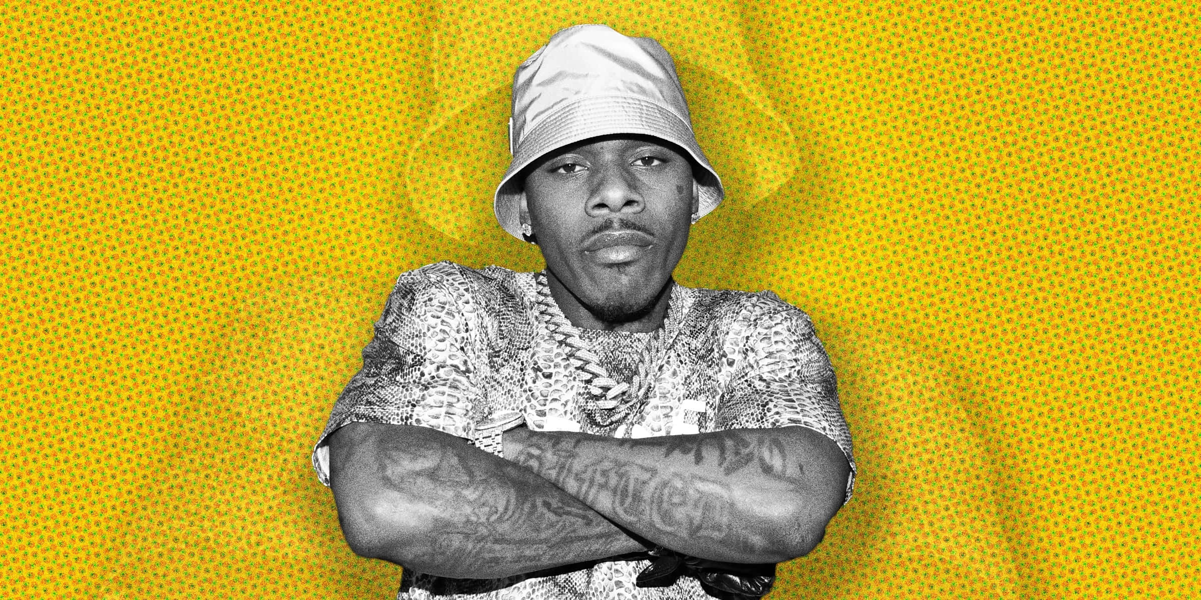 Dababy 桌布 壁紙 — 一個戴著漁夫帽和圖案襯衫的男人，自信地交叉雙臂站在充滿活力的黃色紋理背景前。