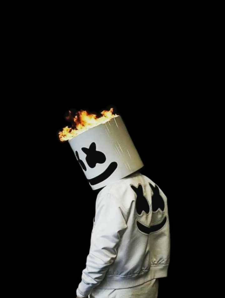 marshmello iPhone 桌布 壁紙 — 一個戴著火焰棉花糖頭盔和相配夾克的人物站在黑色背景前。