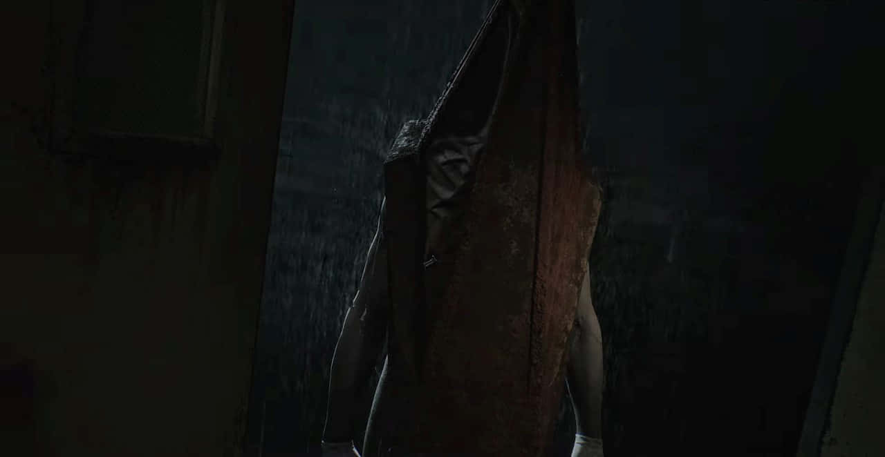 Silent Hill Characters 桌布 壁紙 — 一個戴著生鏽金屬頭罩的可怕人物，站在燈光昏暗、破舊的房間裡，雨水在窗戶上流淌。