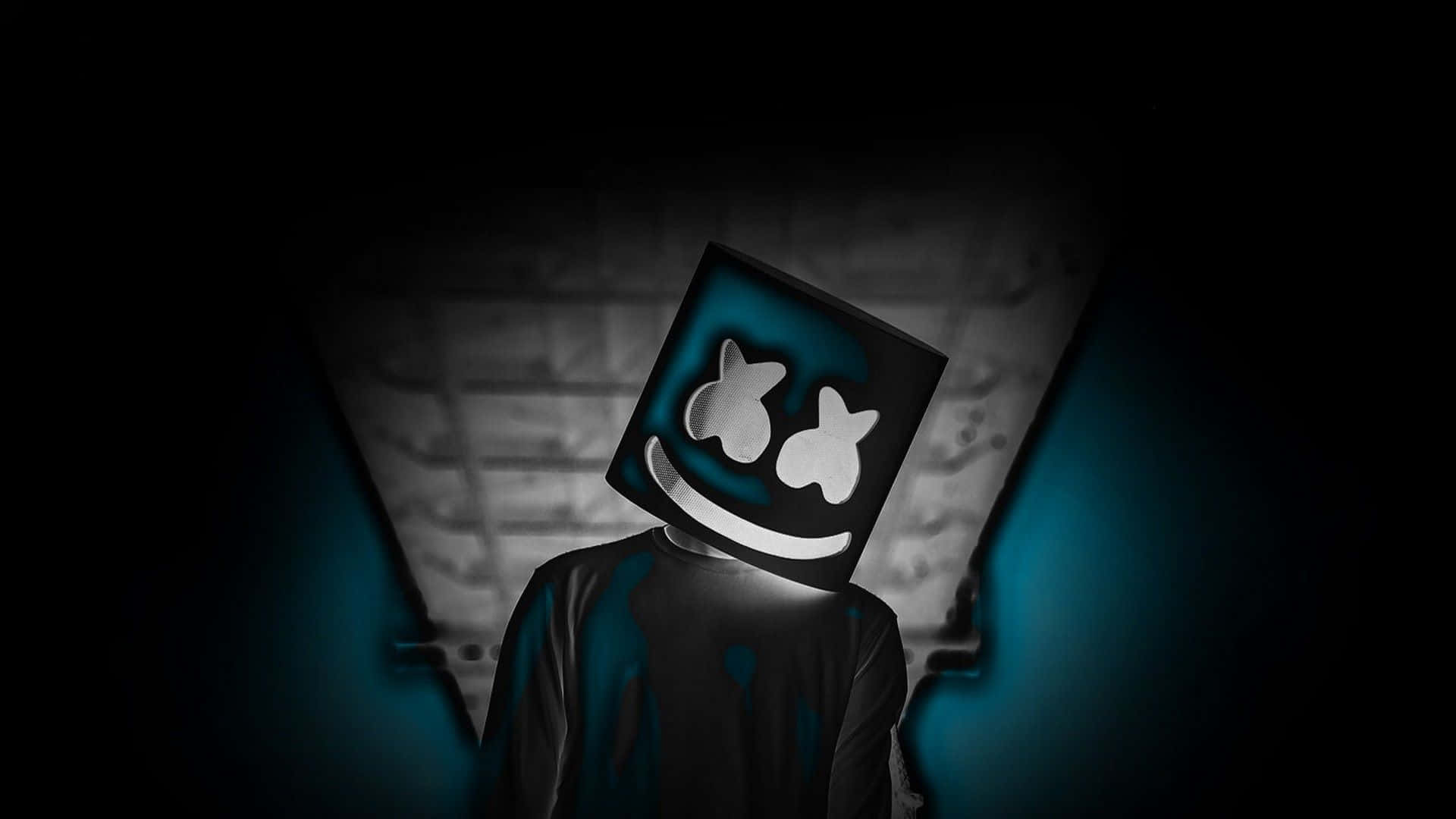 Marshmello 桌布 壁紙 — 一個戴著發光藍色方形面具、露出燦爛笑容的人物，站在被藍色聚光燈照亮的黑暗隧道中。