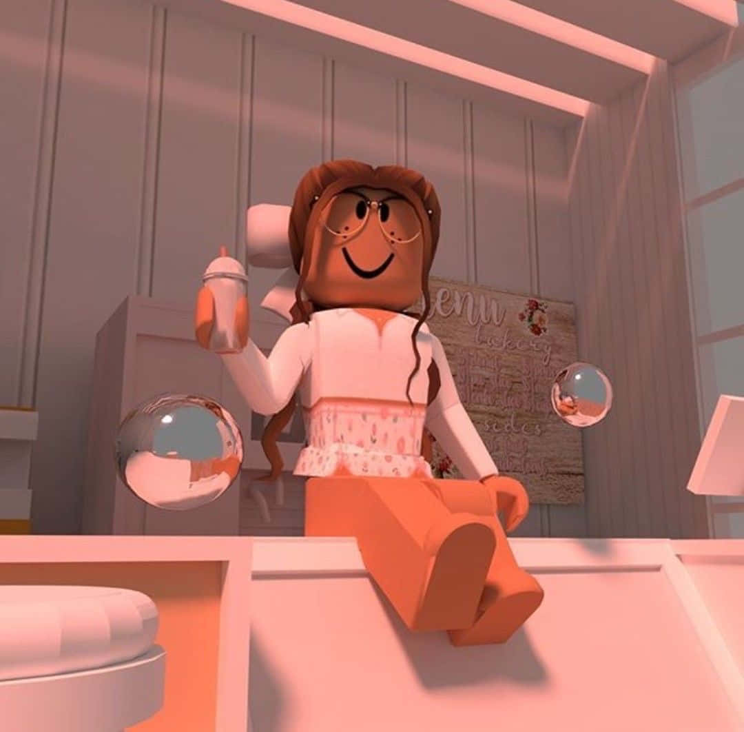 美學 Roblox 桌布 壁紙 — 一個戴著眼鏡、棕色頭髮的愉快Roblox角色坐在粉彩粉紅色麵包店的櫃檯上，手持飲料。