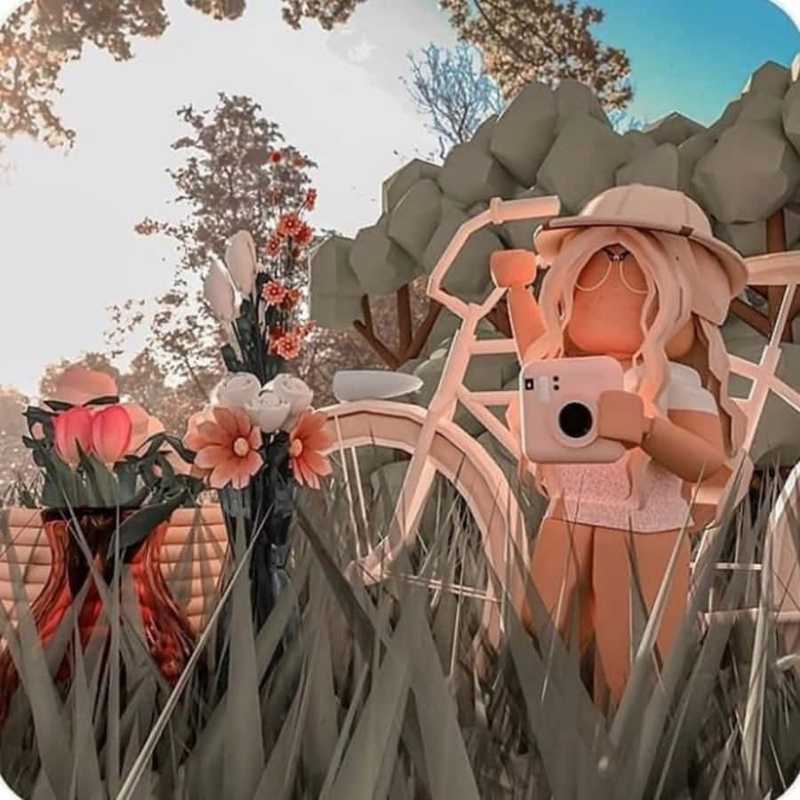 美學 Roblox 桌布 壁紙 — 一個戴著粉紅色帽子和穿著粉紅色裙子的Roblox風格女孩，在陽光明媚的高草和鮮花田野中，在單車旁用粉紅色相機自拍。
