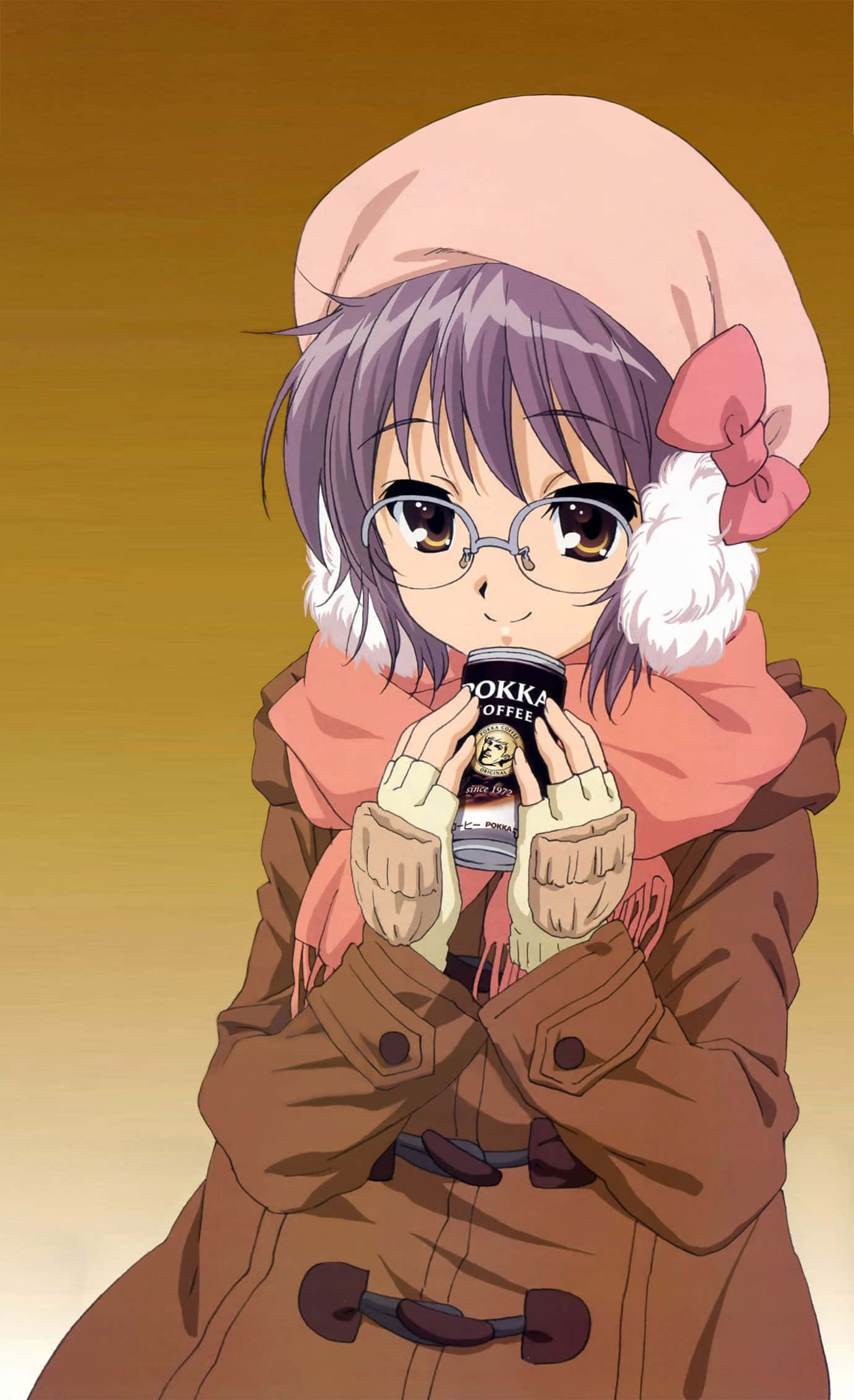 Yuki Nagato 桌布 壁紙 — 一個戴著粉紅色貝雷帽和棕色外套的開朗動漫女孩，在溫暖的金色背景下擁抱咖啡罐。