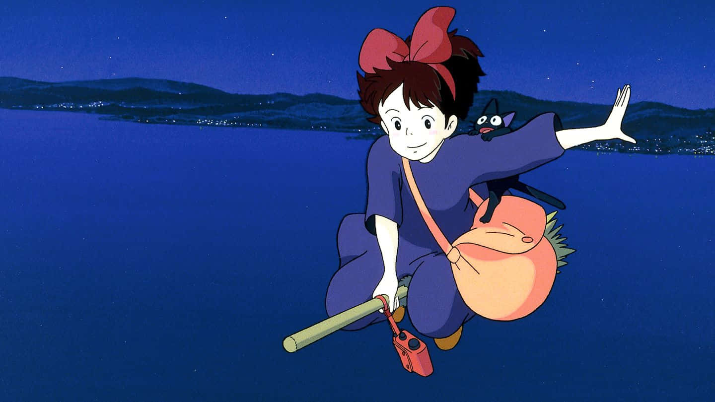 kiki's delivery service 桌布 壁紙 — 一個戴著紅色蝴蝶結嘅年輕女仔騎住掃帚喺星光燦爛嘅夜海上飛，有一隻黑貓企喺佢膊頭上。